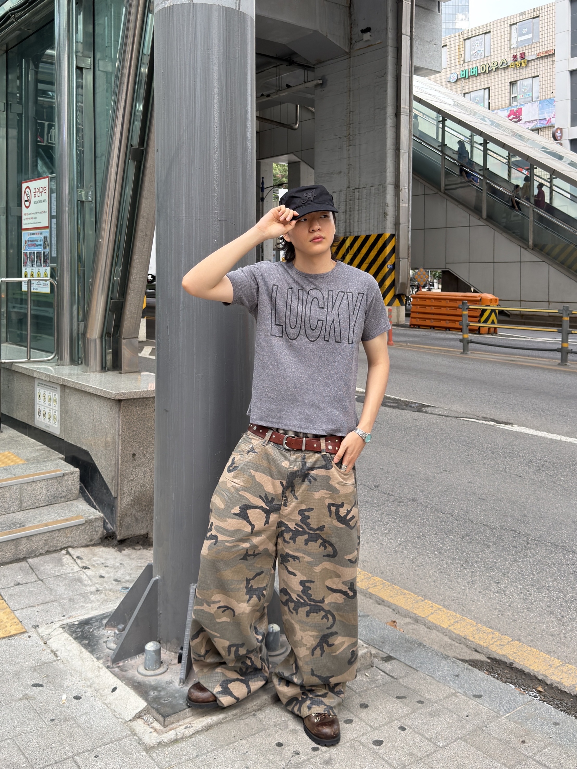 I FEEL LUCKY Lucky Waffle T-Shirt Beige Gray 착용 스타일 - 5