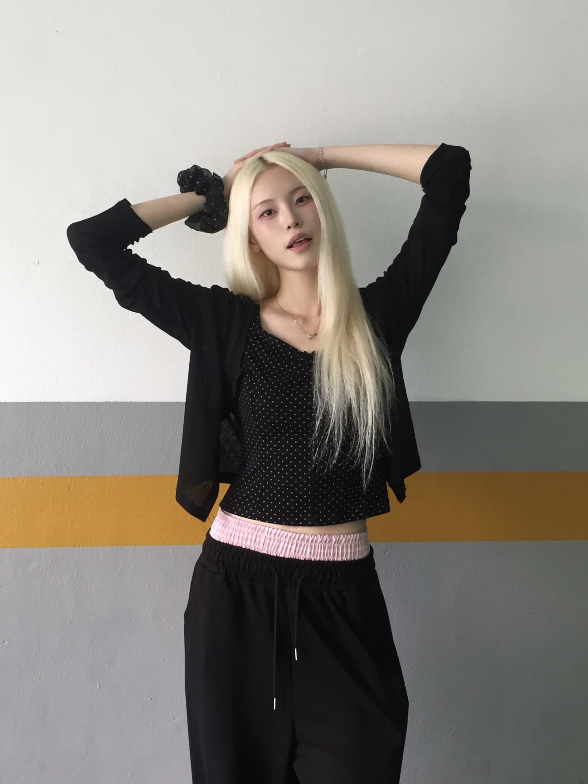 SLEEKGLOW Love Emoji Check Layered Sweatpants Black 착용 스타일 - 1