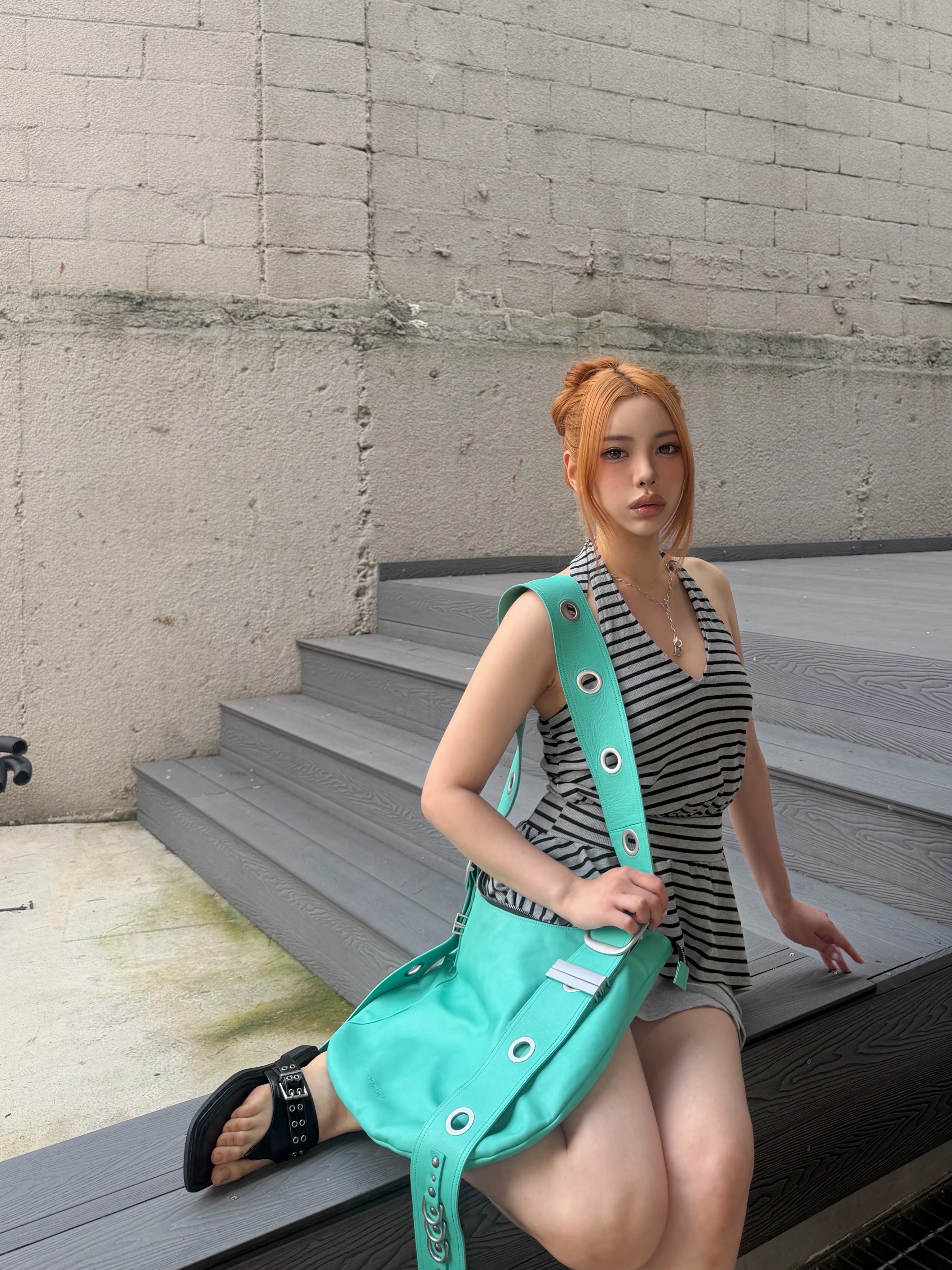 Vacant Archive Bella Wide Strap Hobo Bag Teal Blue 착용 스타일 - 3