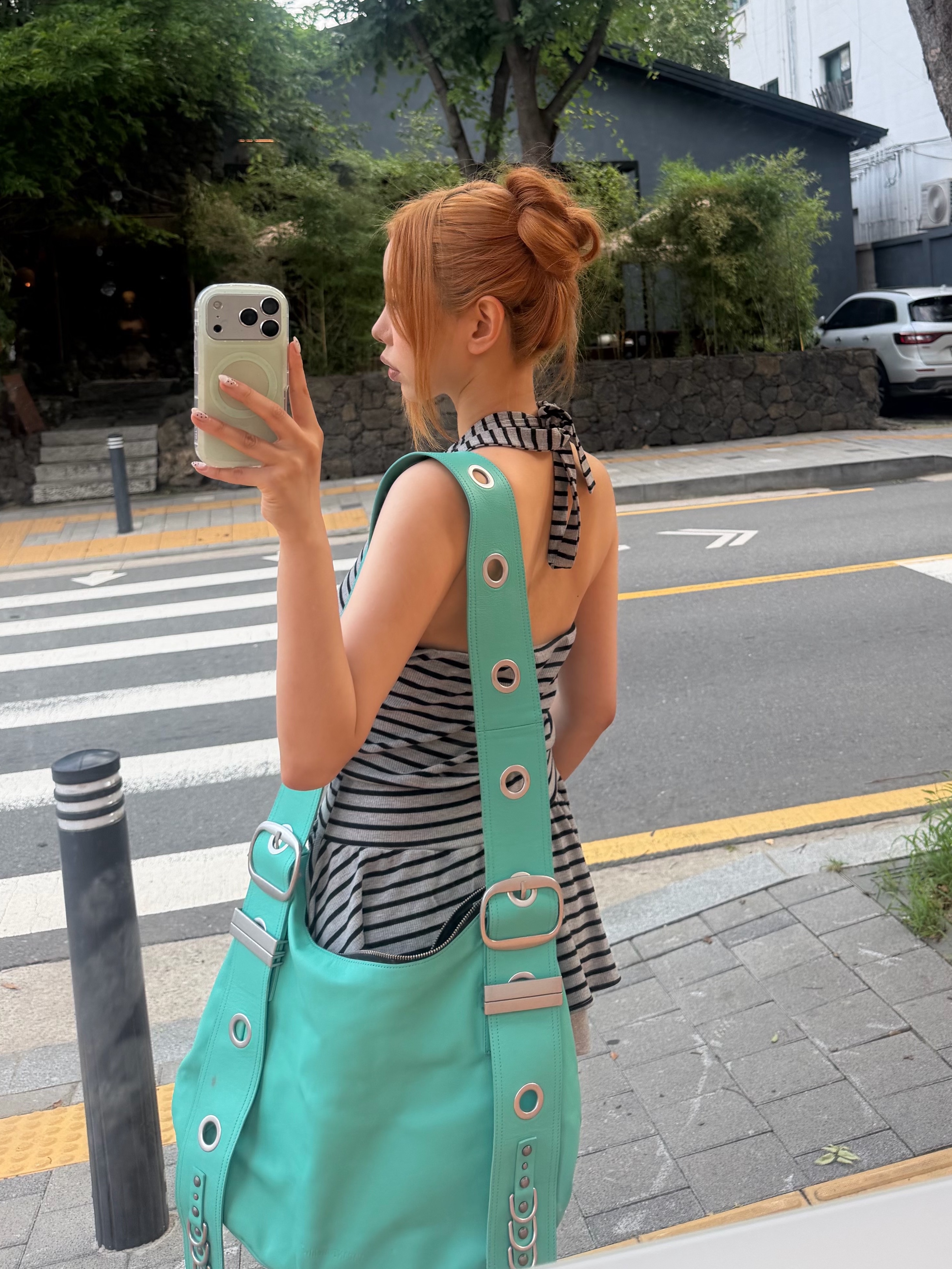 Vacant Archive Bella Wide Strap Hobo Bag Teal Blue 착용 스타일 - 2