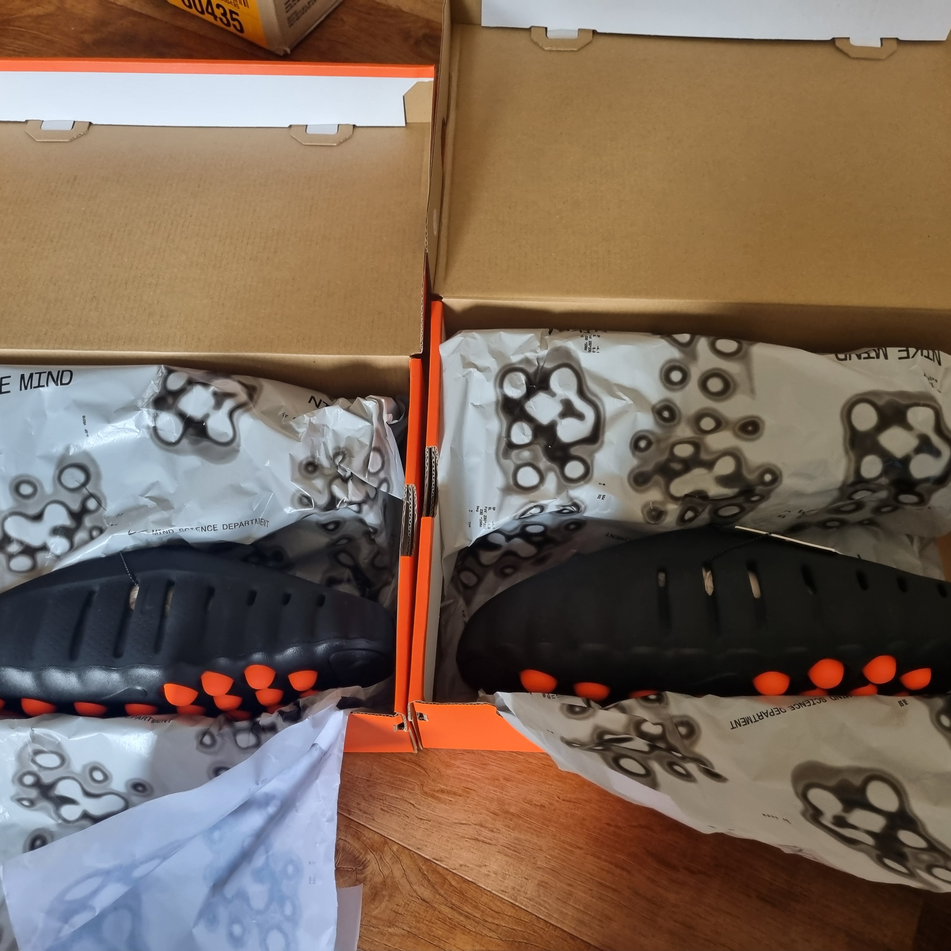 Nike Mind 001 Black Chrome 착용 스타일 - 2