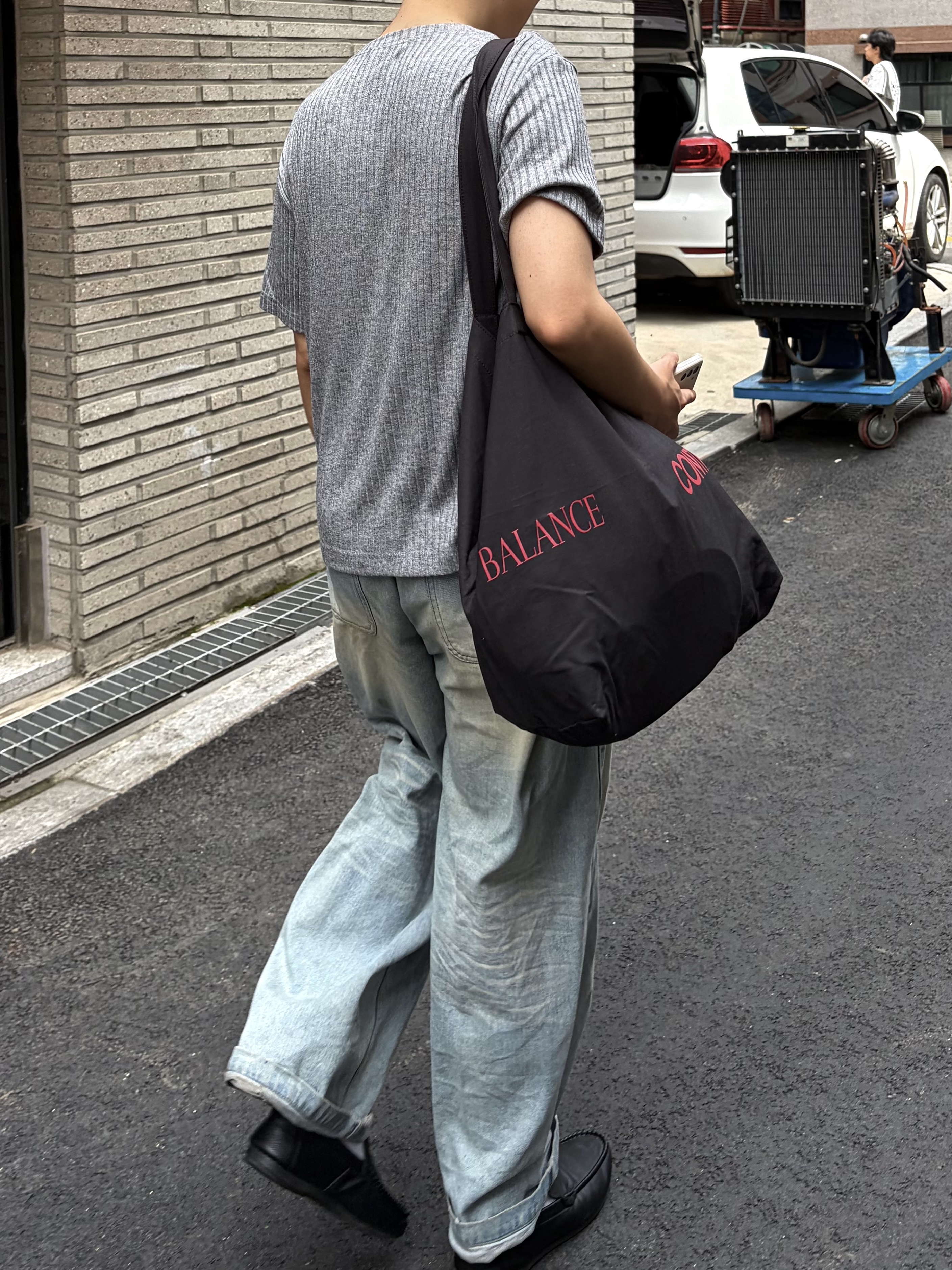 noun Easeful Tote Bag Black 착용 스타일 - 2
