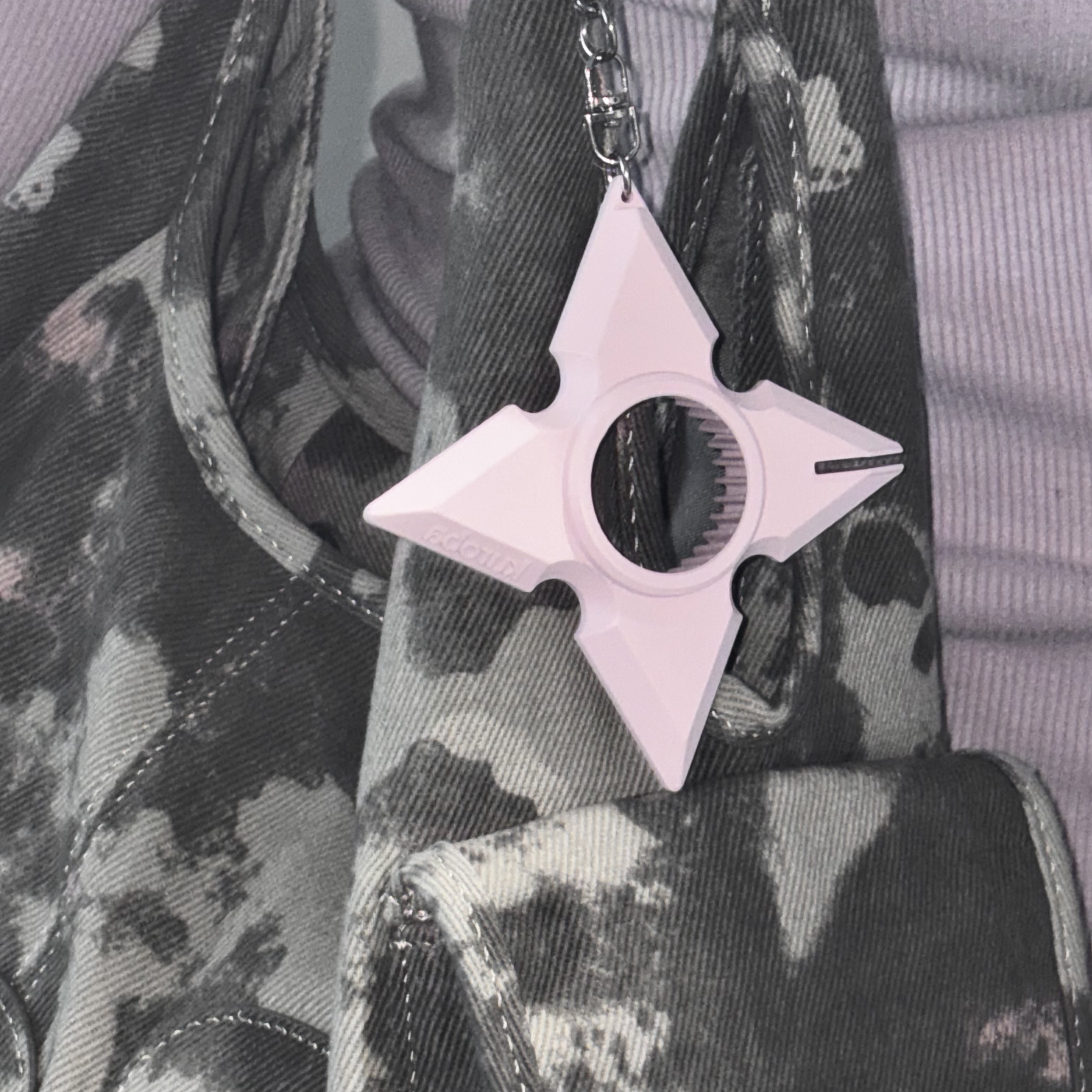 [KREAM 단독] KUROBA NINJA BOTTLE OPENER KEYRING (2 Colors) 착용 스타일 - 1