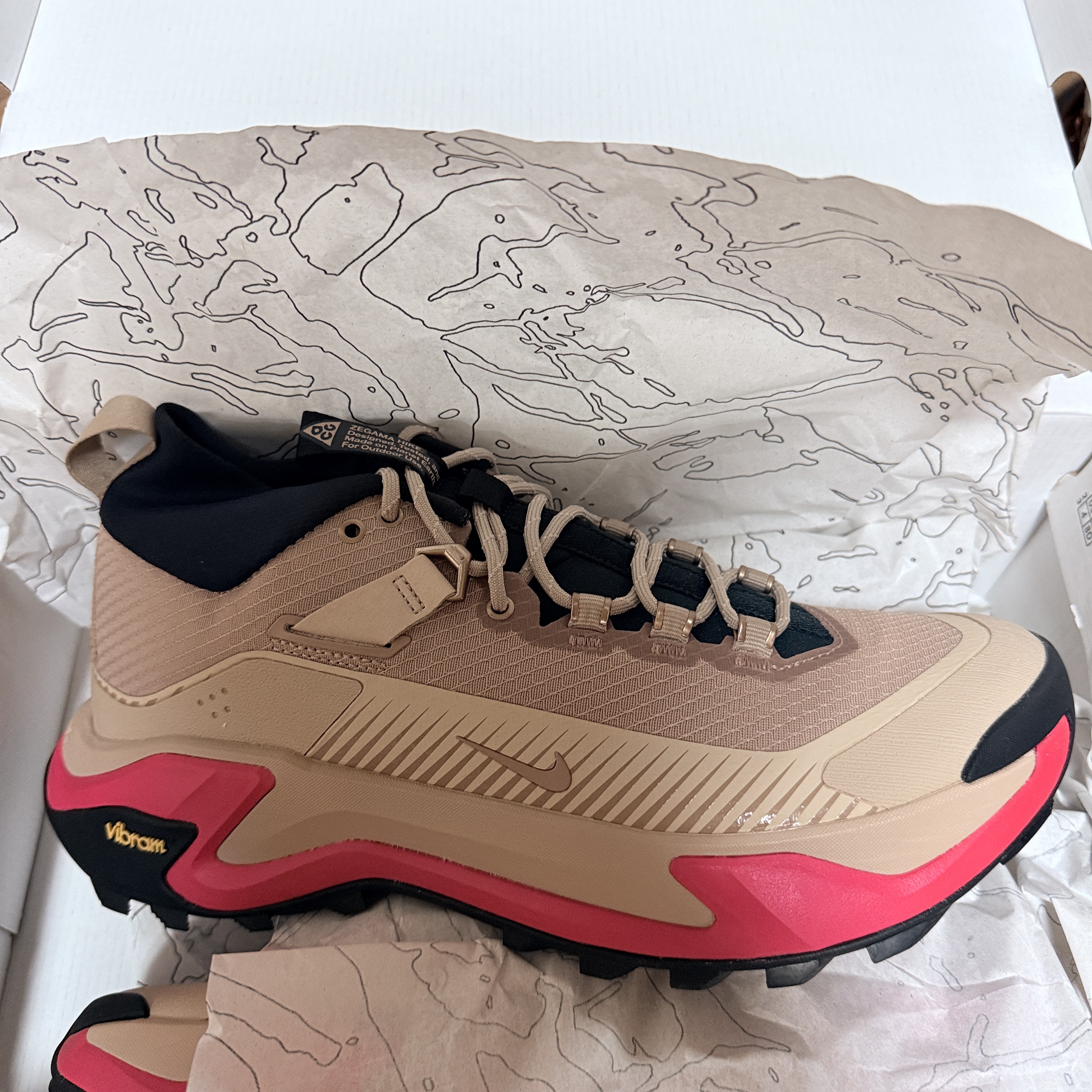 Nike ACG Zegama Hike British Khaki Linen 착용 스타일