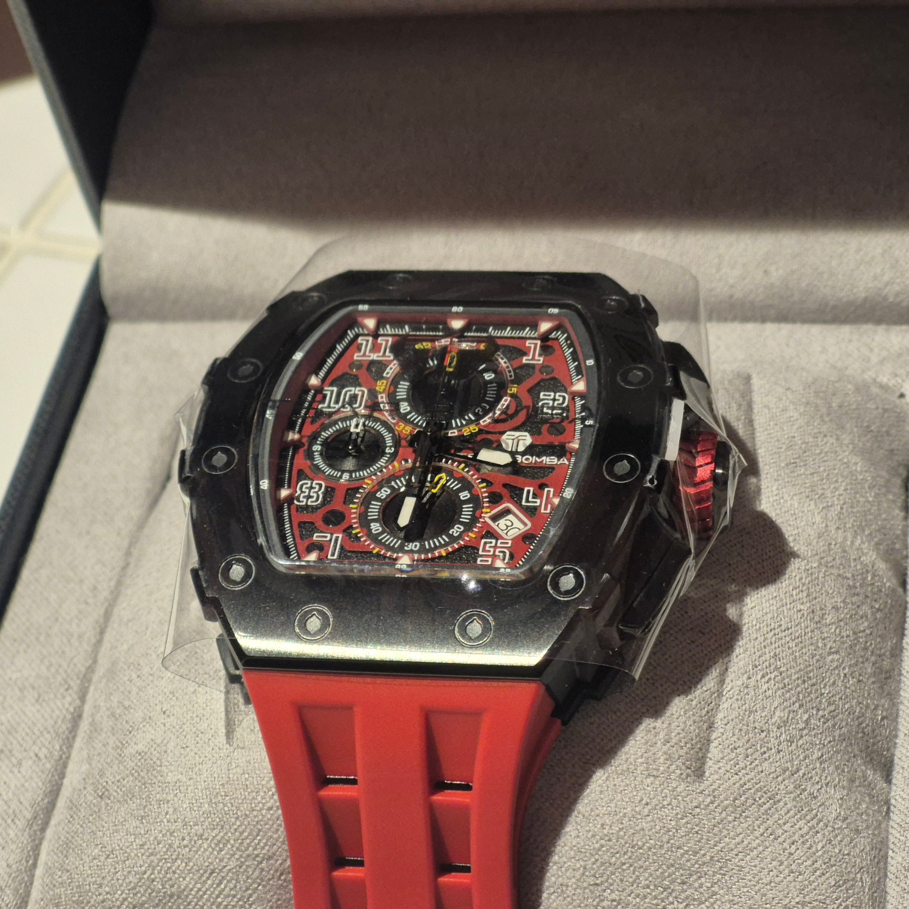 Tsar Bomba Elemental Chronograph Calendar Quartz TB8204Q-37 Black/Red 착용 스타일 - 2