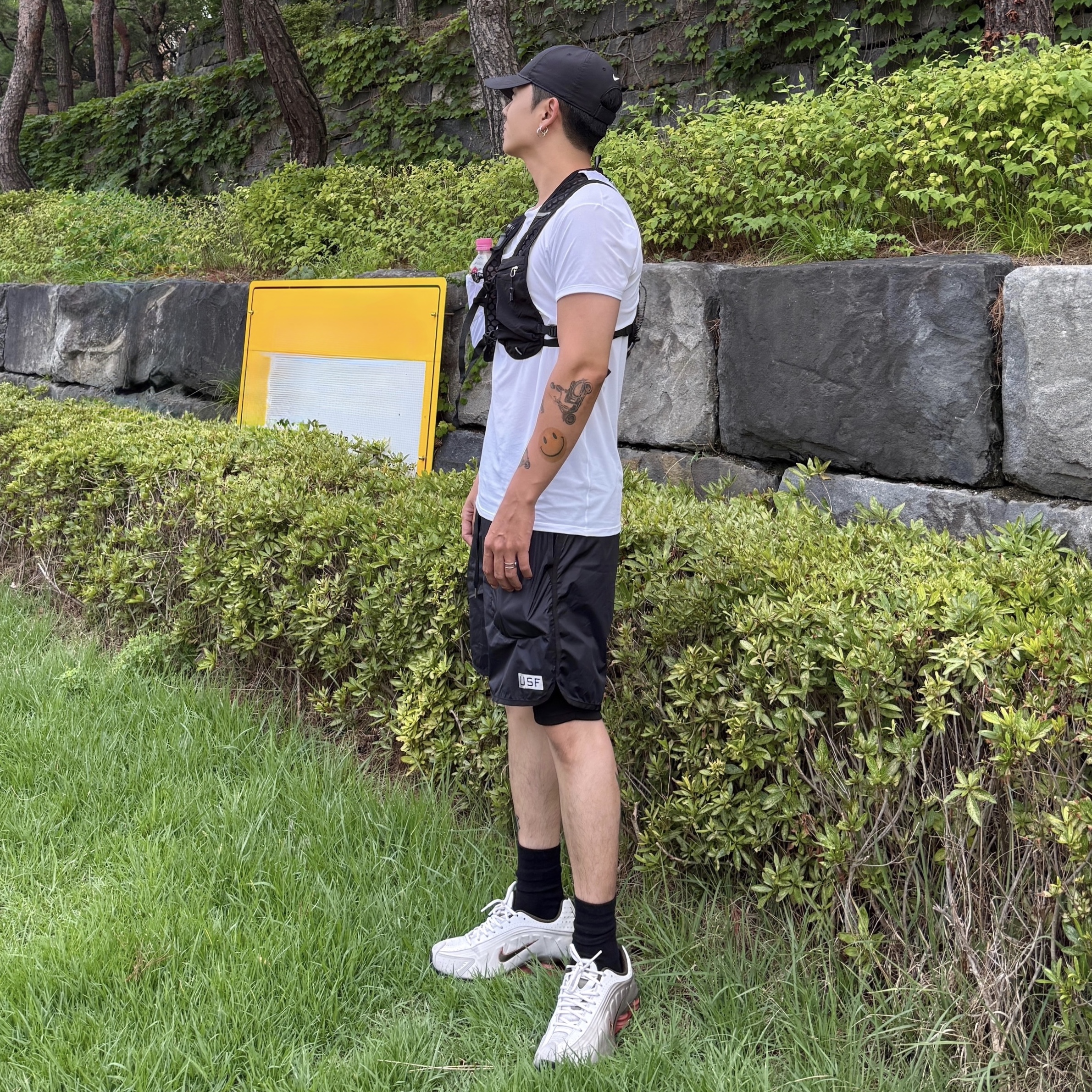Nike Shox R4 Vast Grey Dusty Peach, Uniqlo Airism Crewneck T-Shirt White - JP 착용 스타일 - 1