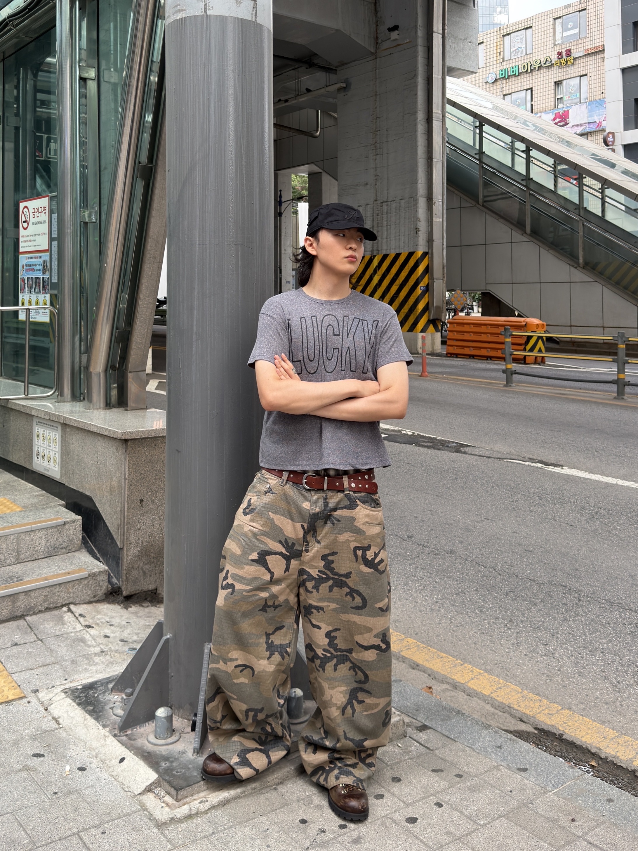 I FEEL LUCKY Lucky Waffle T-Shirt Beige Gray 착용 스타일 - 3