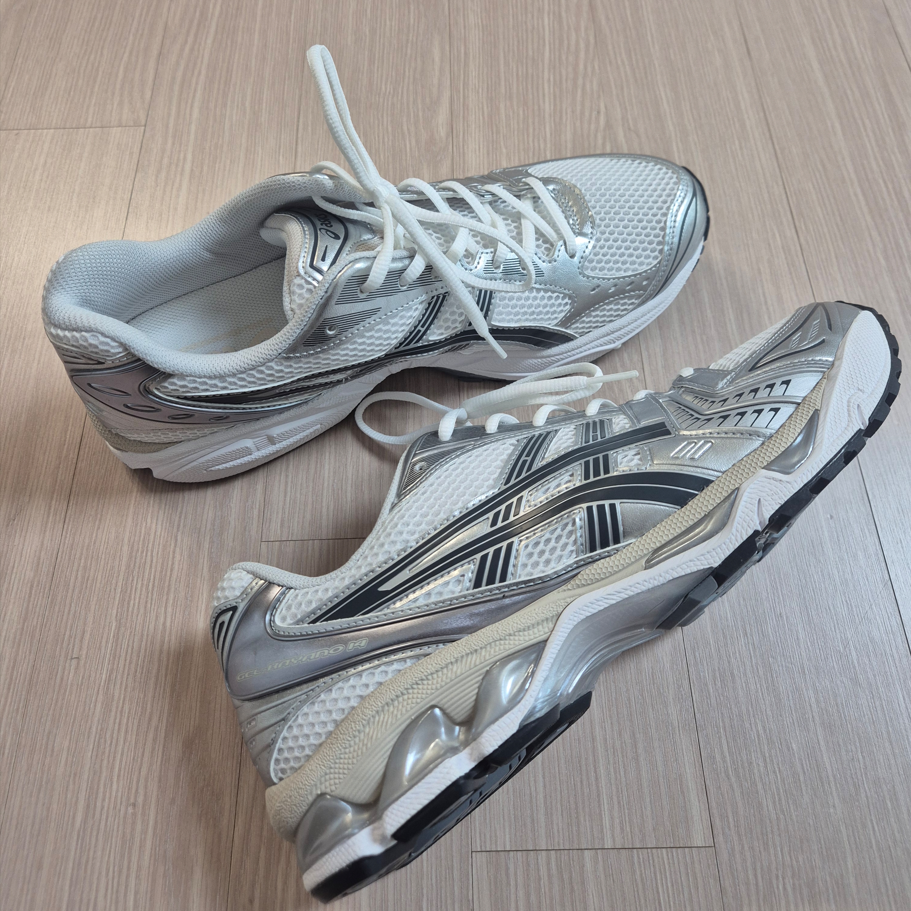 Asics Gel-Kayano 14 White Graphite Grey 착용 스타일 - 2