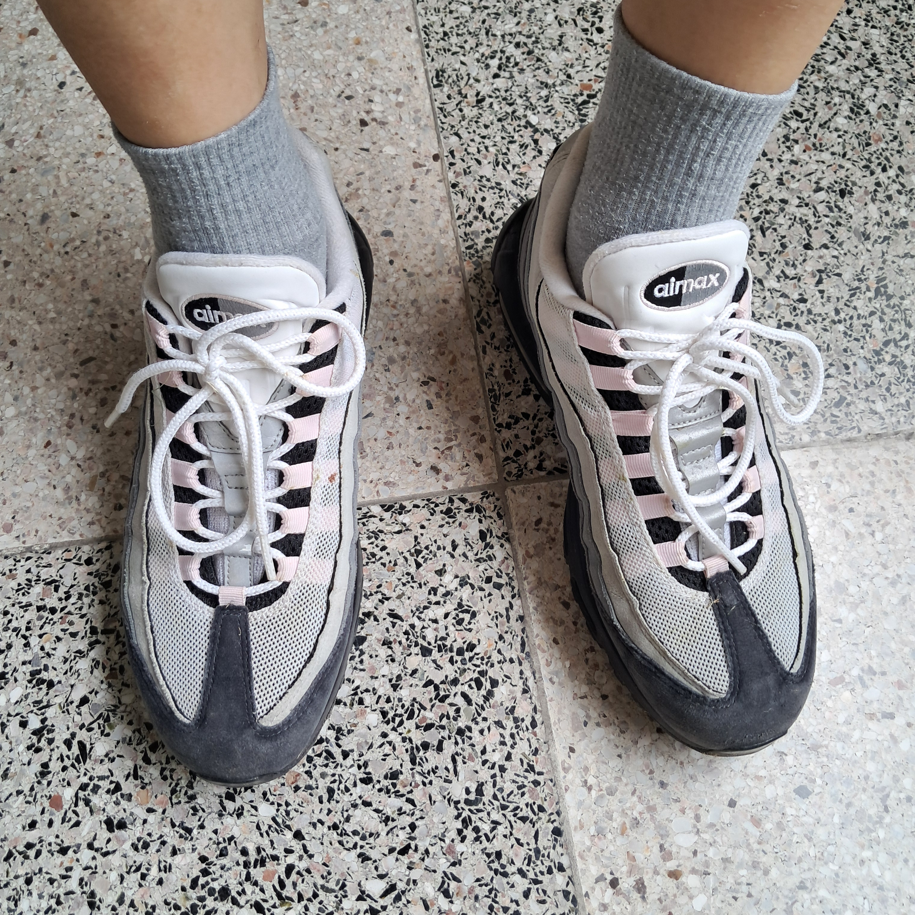 Nike Air Max 95 Gunsmoke Pink Foam 착용 스타일 - 1