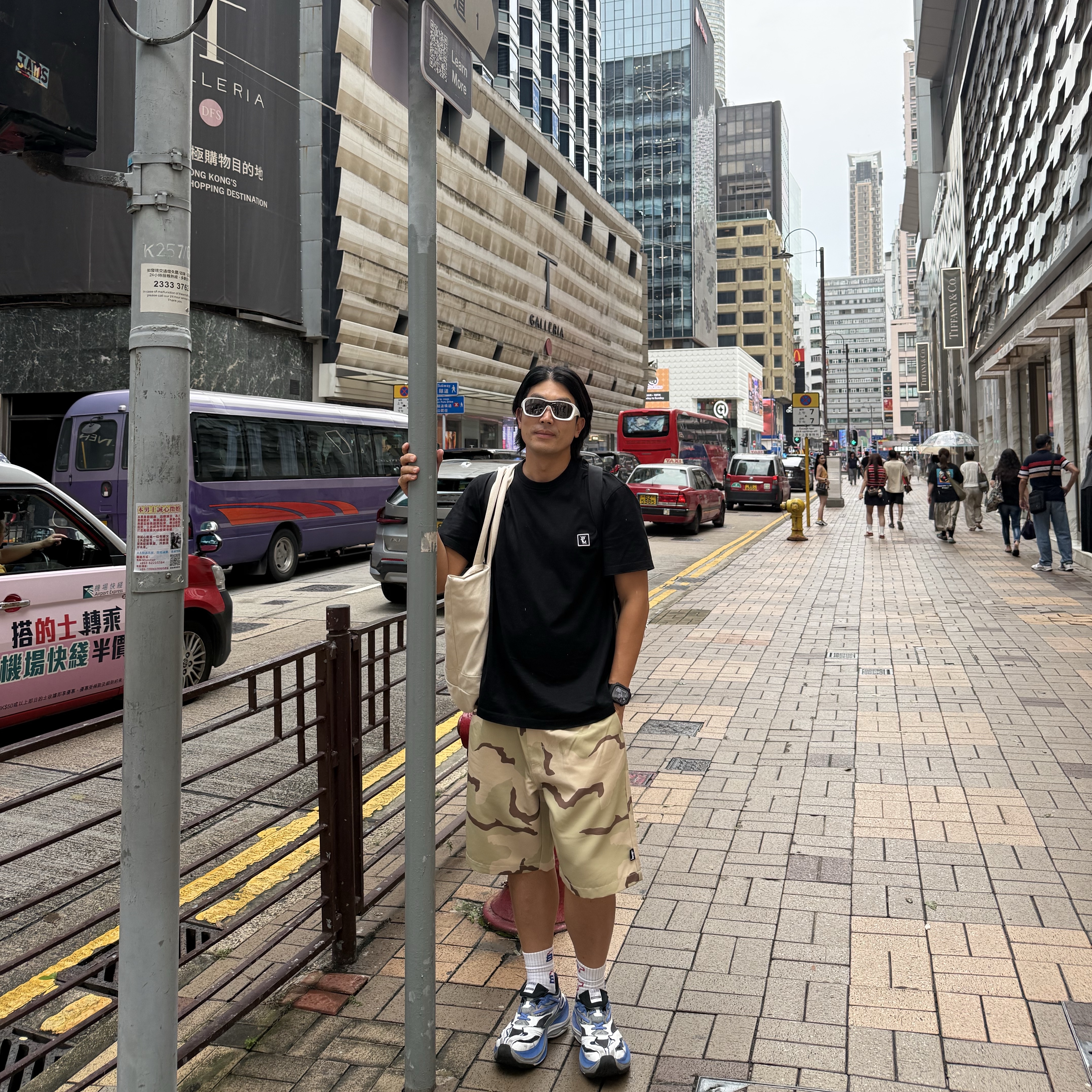 Stussy Baggy Beach Shorts Sand Camo 착용 스타일