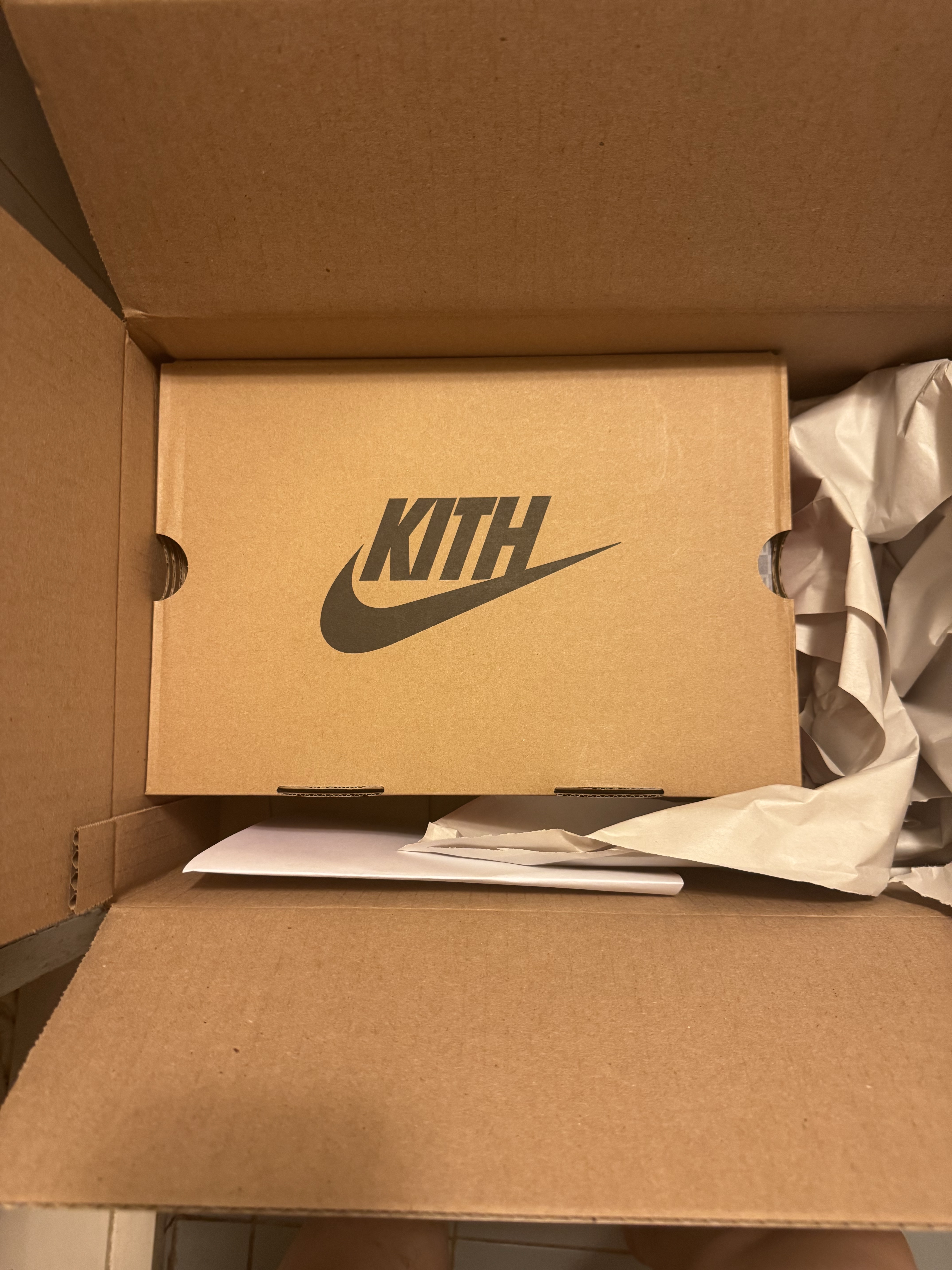 (GS) Nike x Kith Air Max 95 Linen 2026 Atmosphere White, Palace x Nike England Dri-Fit Strike Drill Top Pewter Grey Cool Grey 착용 스타일 - 1