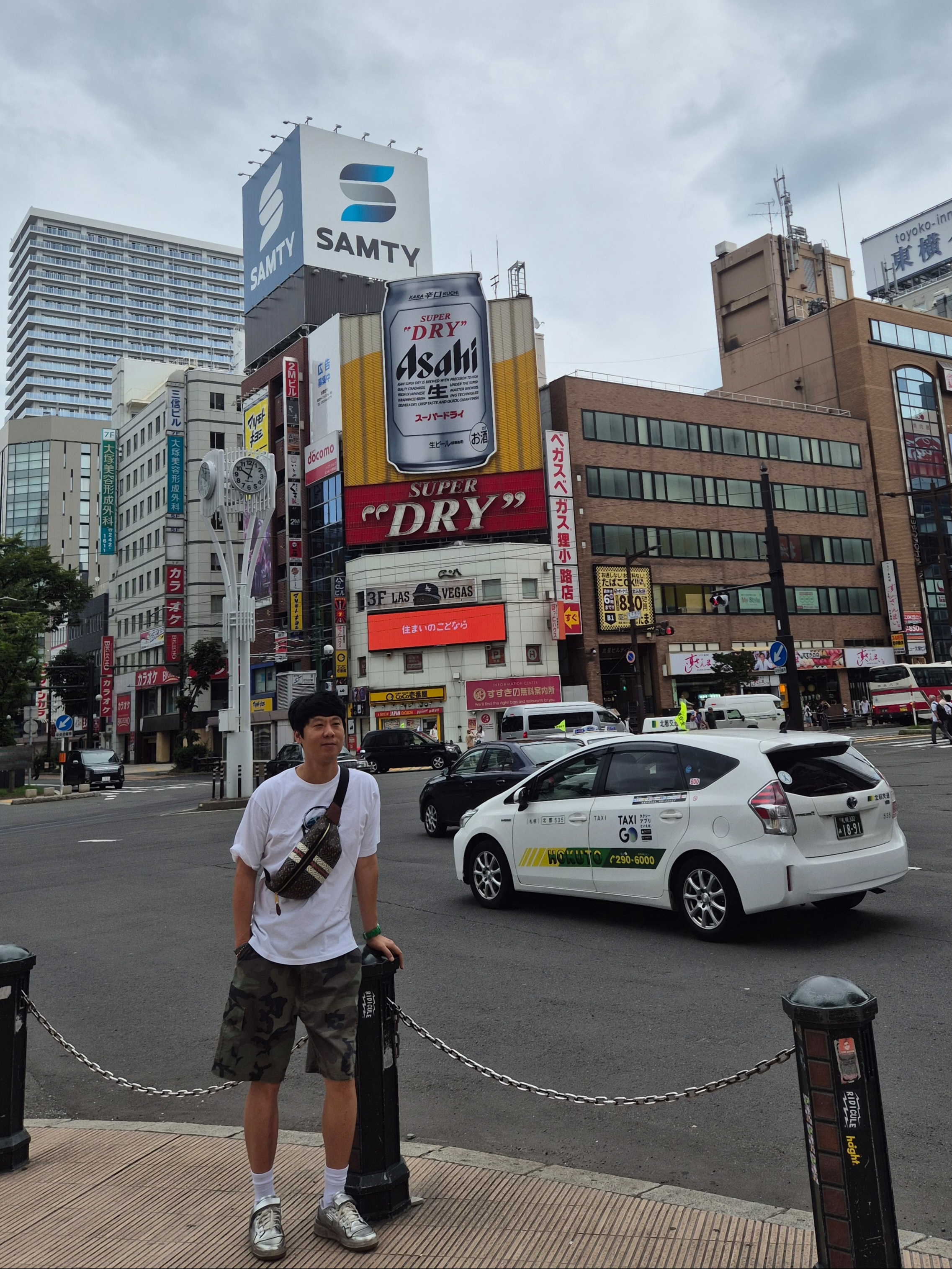BAPE ABC Camo Paint Can T-Shirt White Blue 착용 스타일 - 3