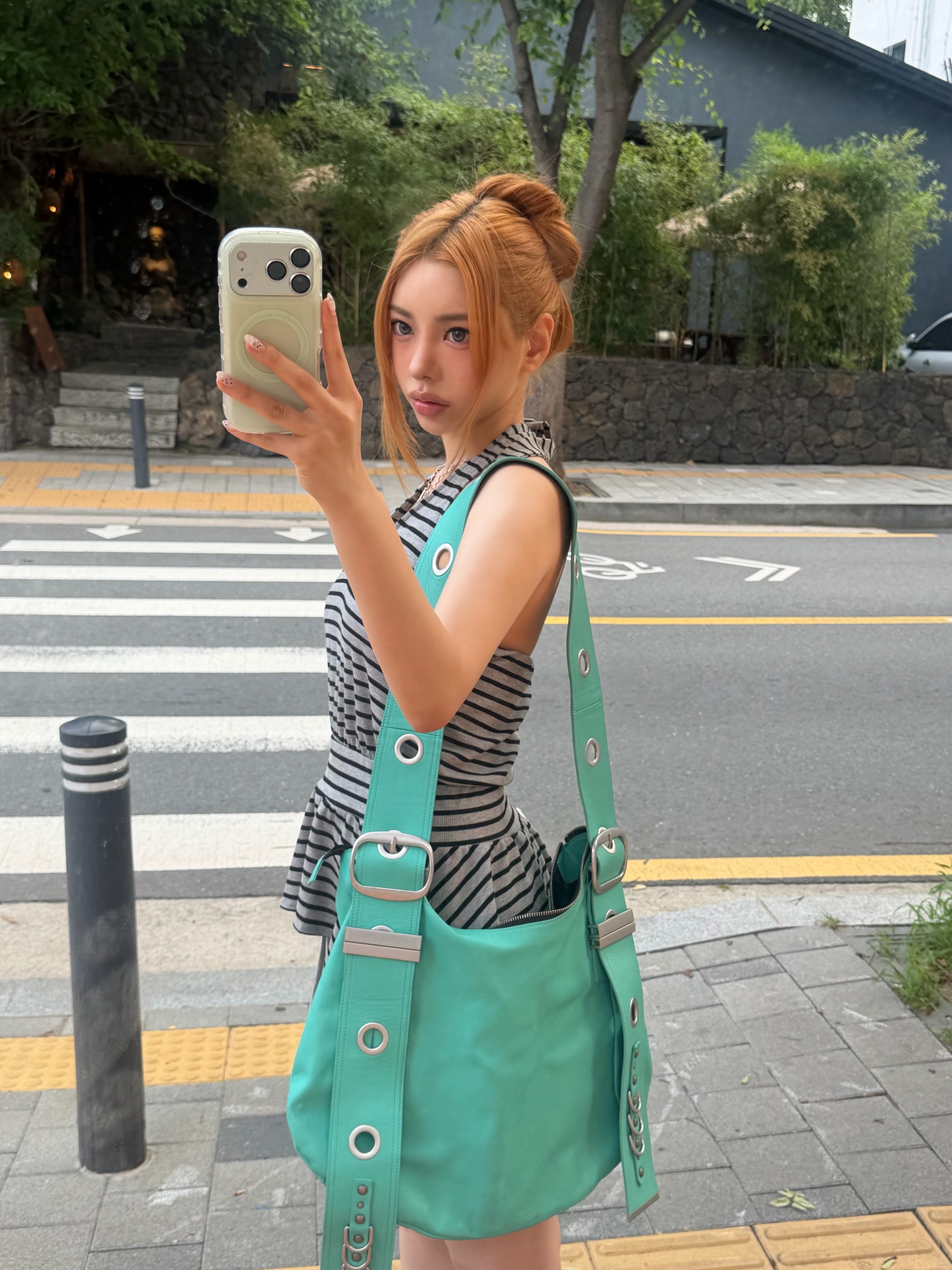 Vacant Archive Bella Wide Strap Hobo Bag Teal Blue 착용 스타일 - 1