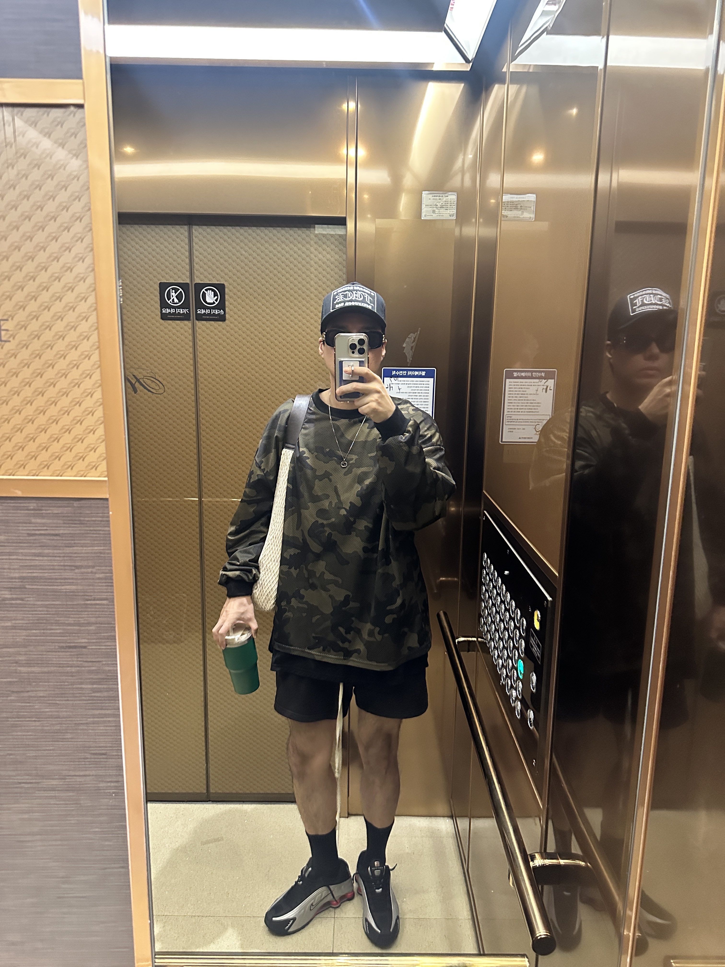 Chrome Hearts Fuck Hollywood Trucker Hat Black, Nike Shox R4 Metallic Silver Red 착용 스타일