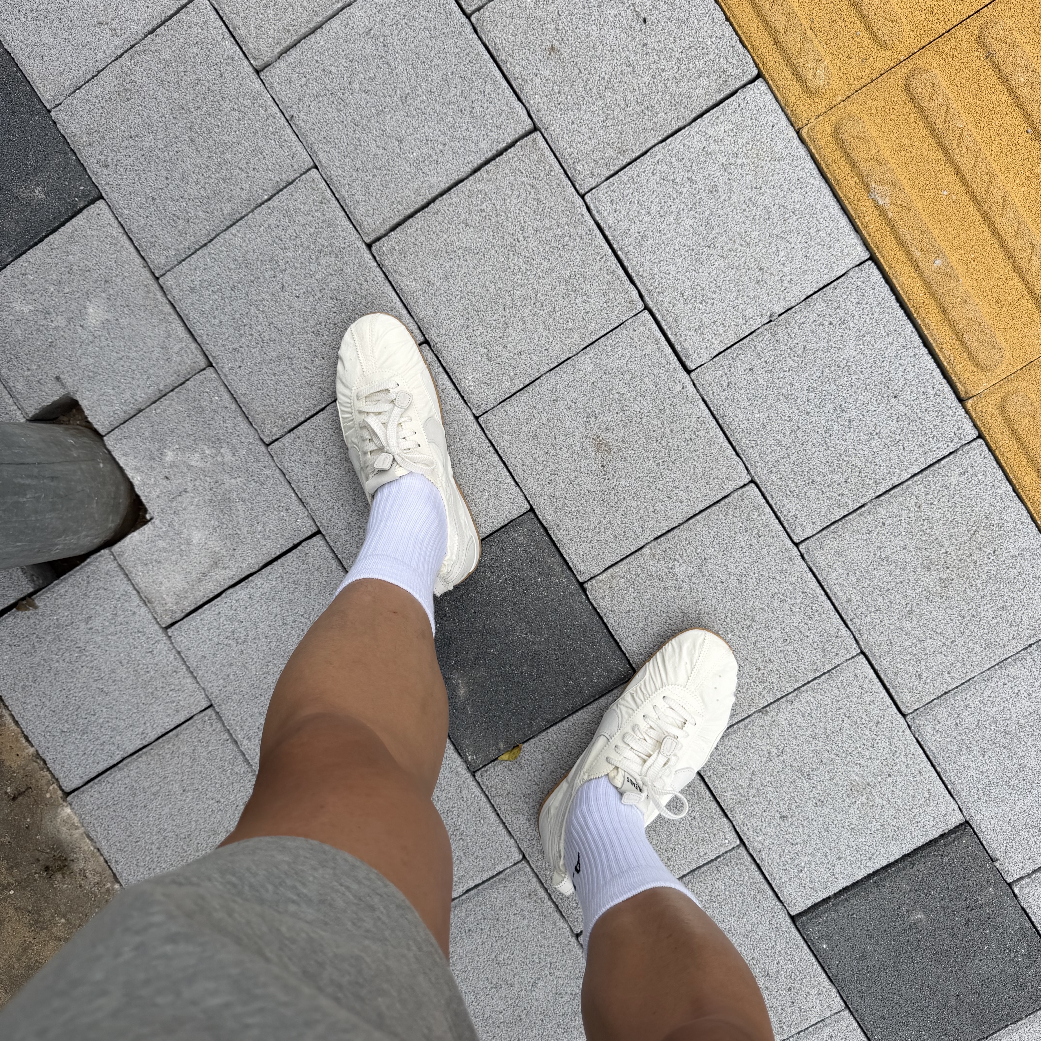 Nike x Jacquemus Moon Shoe SP Soft Pearl Sail 착용 스타일 - 1
