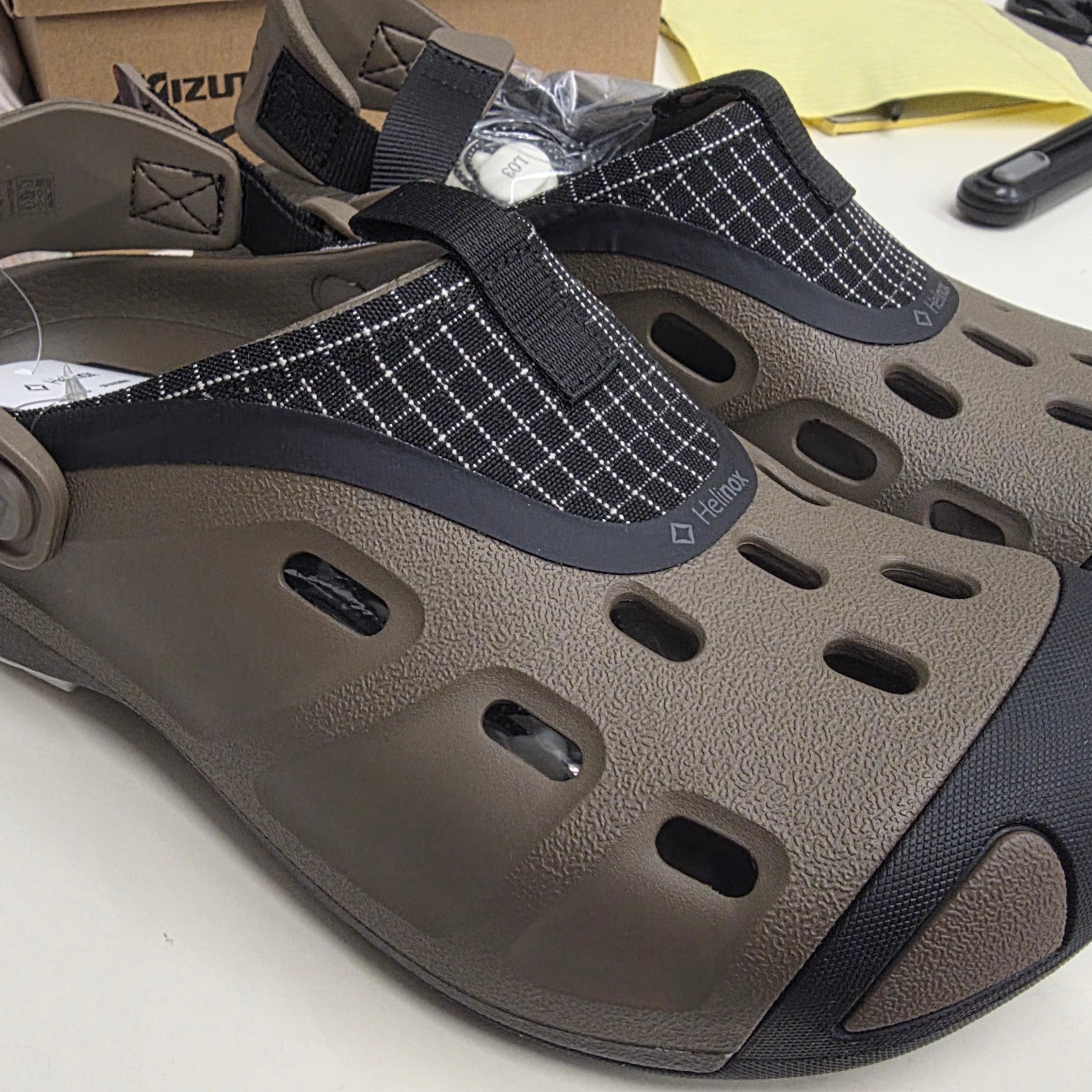 Crocs x Helinox Quick Trail Clog Walnut 착용 스타일