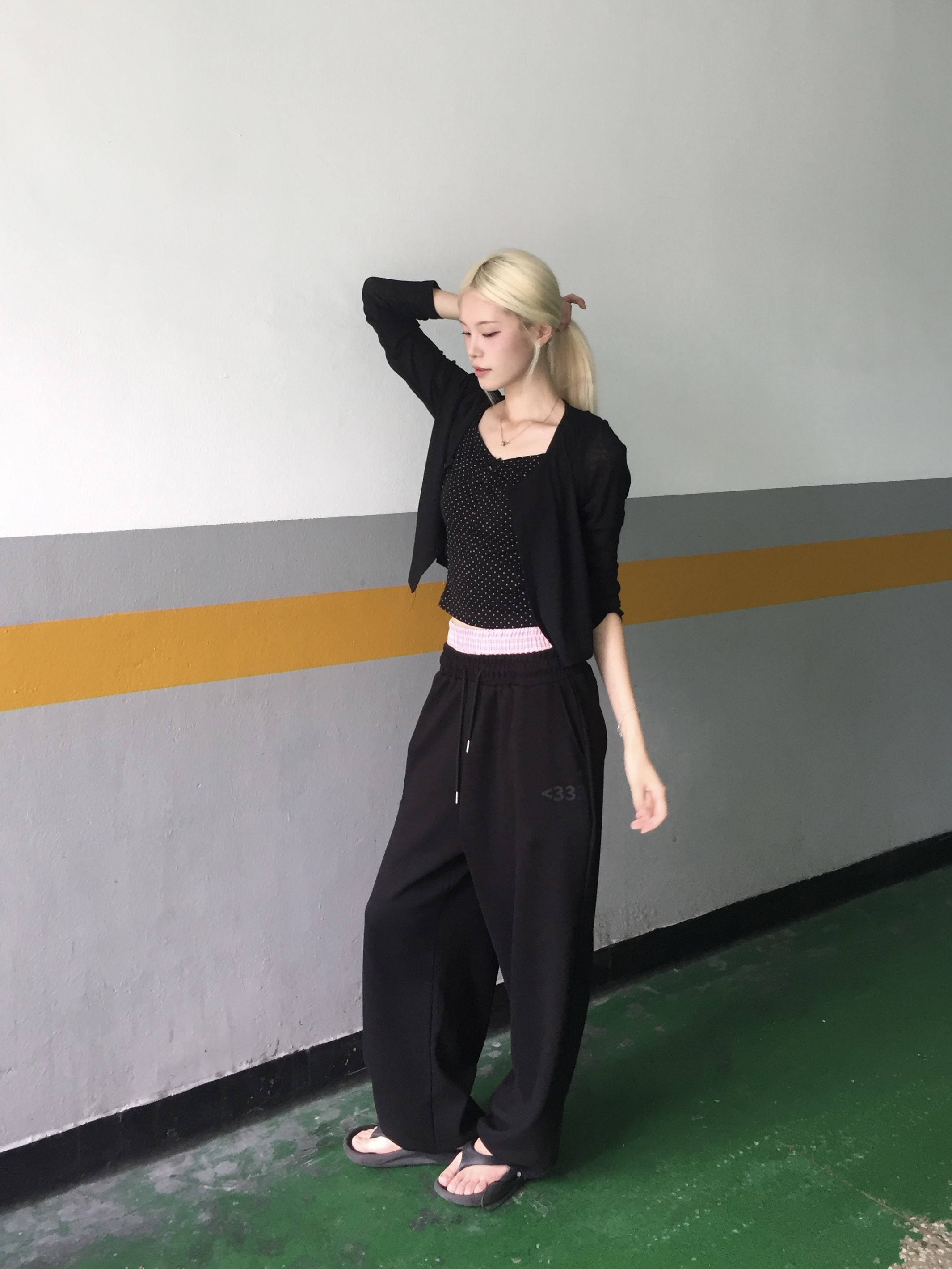 SLEEKGLOW Love Emoji Check Layered Sweatpants Black 착용 스타일 - 2