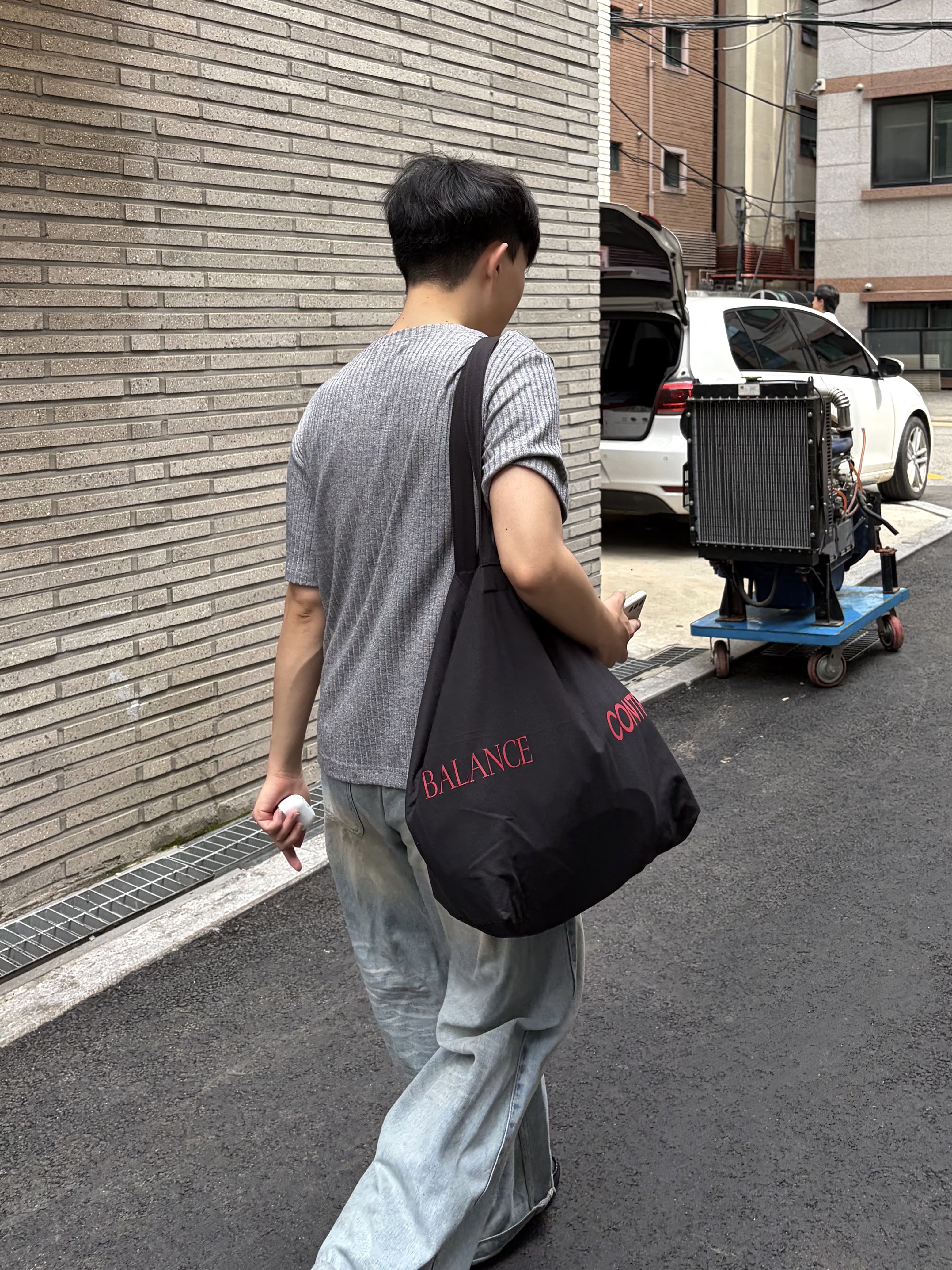 noun Easeful Tote Bag Black 착용 스타일 - 1