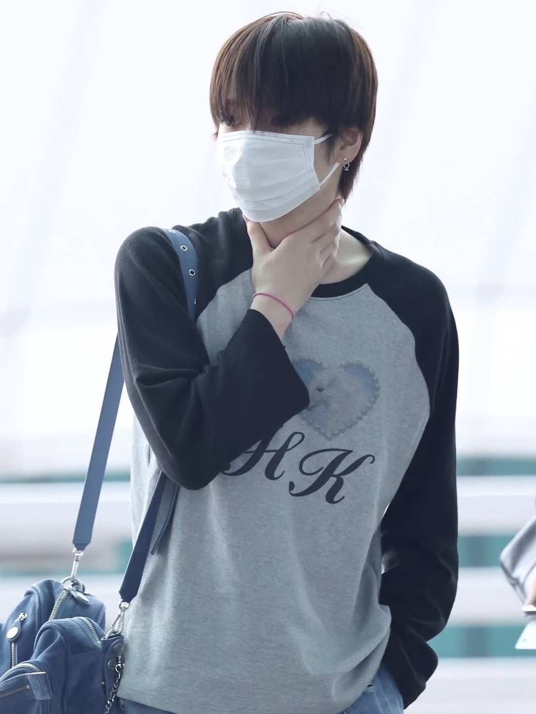 Unsteadymarket Souvenir Waffle LS Tee_Black 착용 스타일 - 1