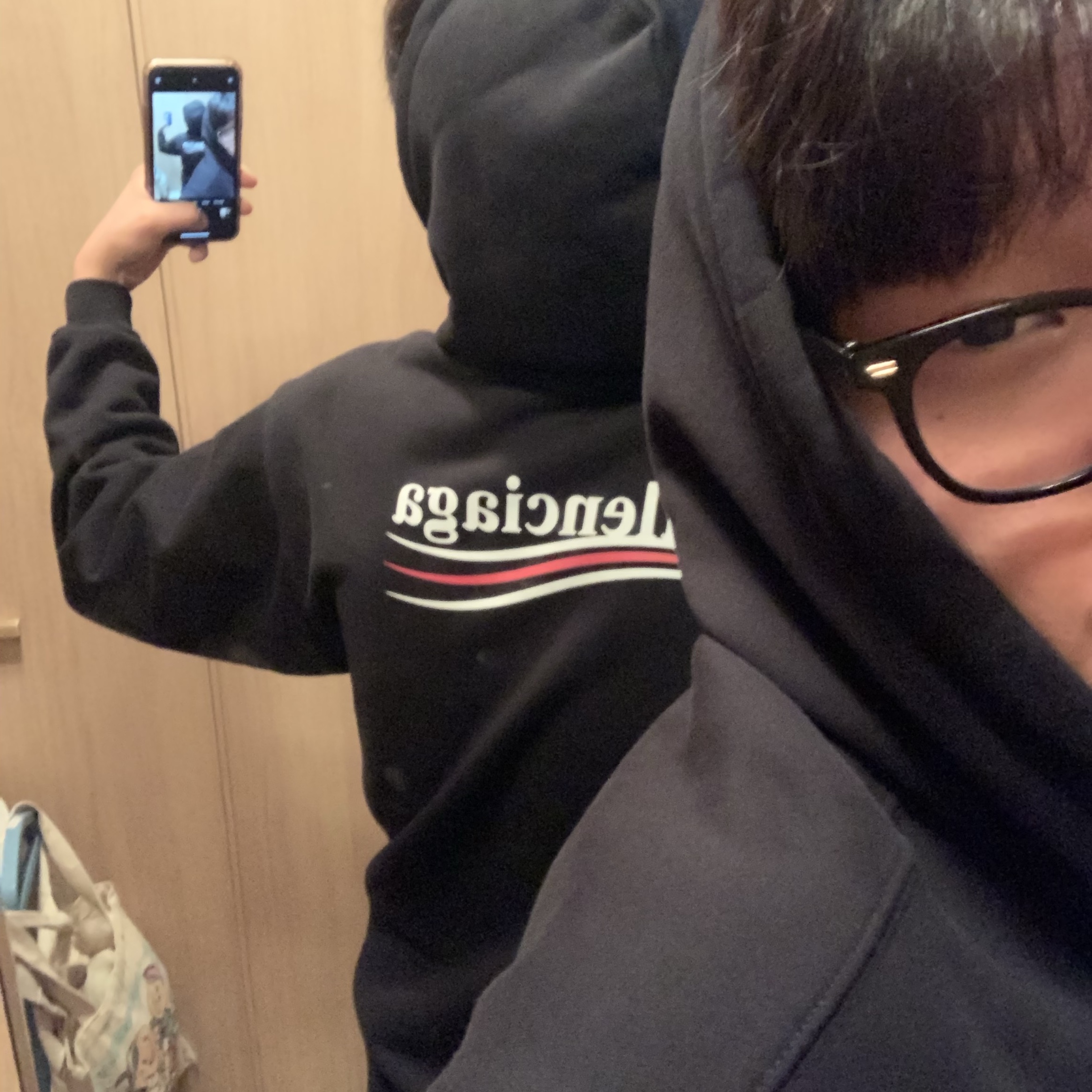 Balenciaga Oversized Political Campaign Hoodie Black 착용 스타일 - 2