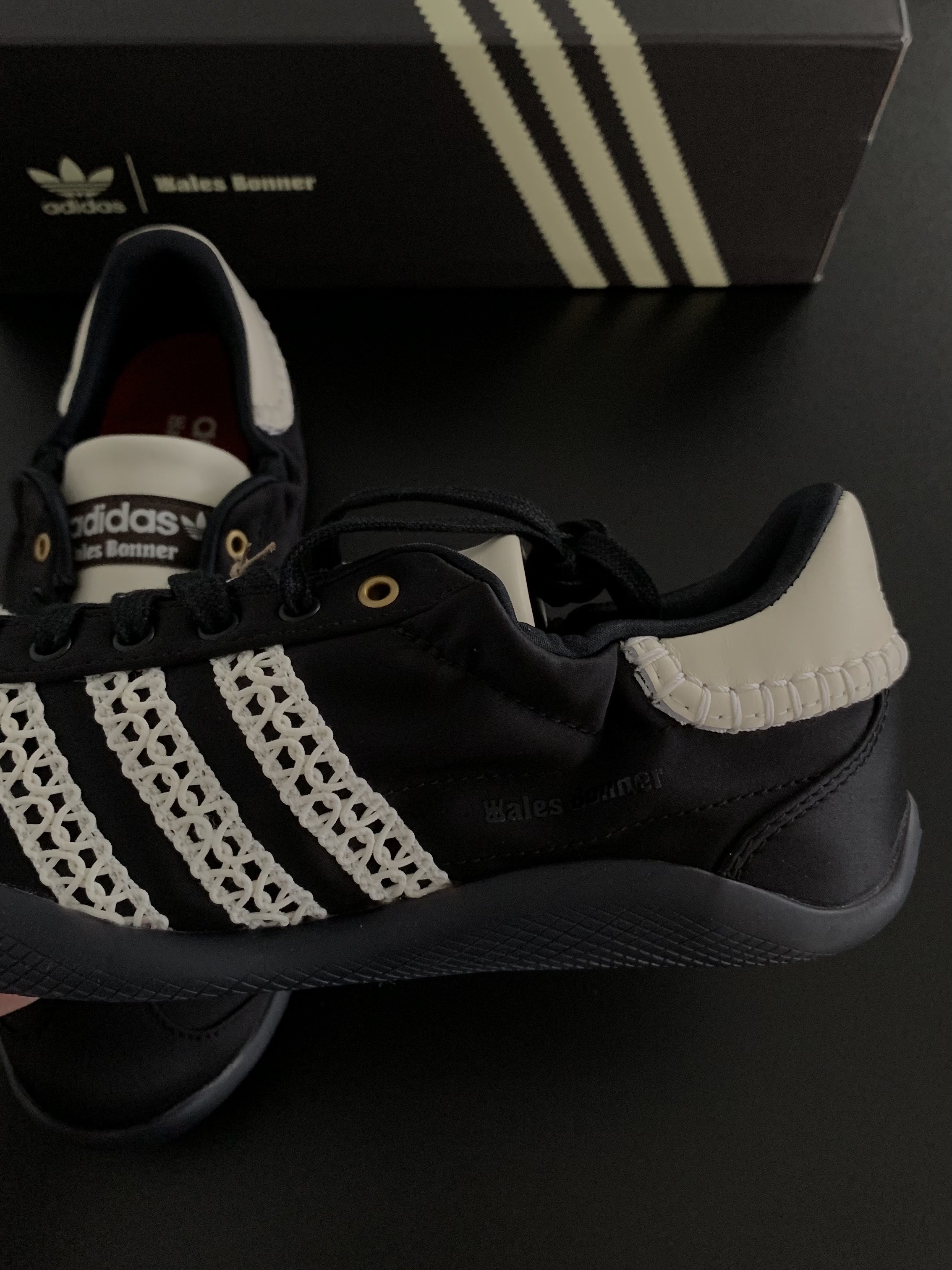 Adidas x Wales Bonner Karintha Satin Core Black Dark Brown 착용 스타일 - 1