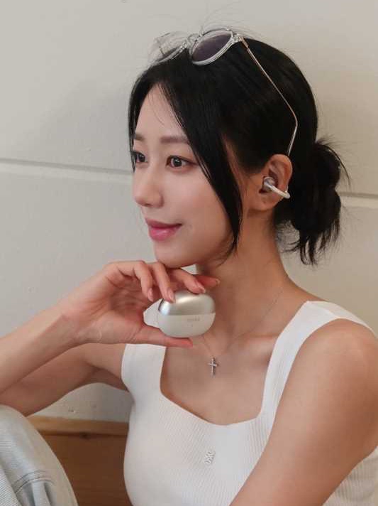 Edifier Comfo Bass Open-Ear Bluetooth Earbuds - Silver 착용 스타일 - 2