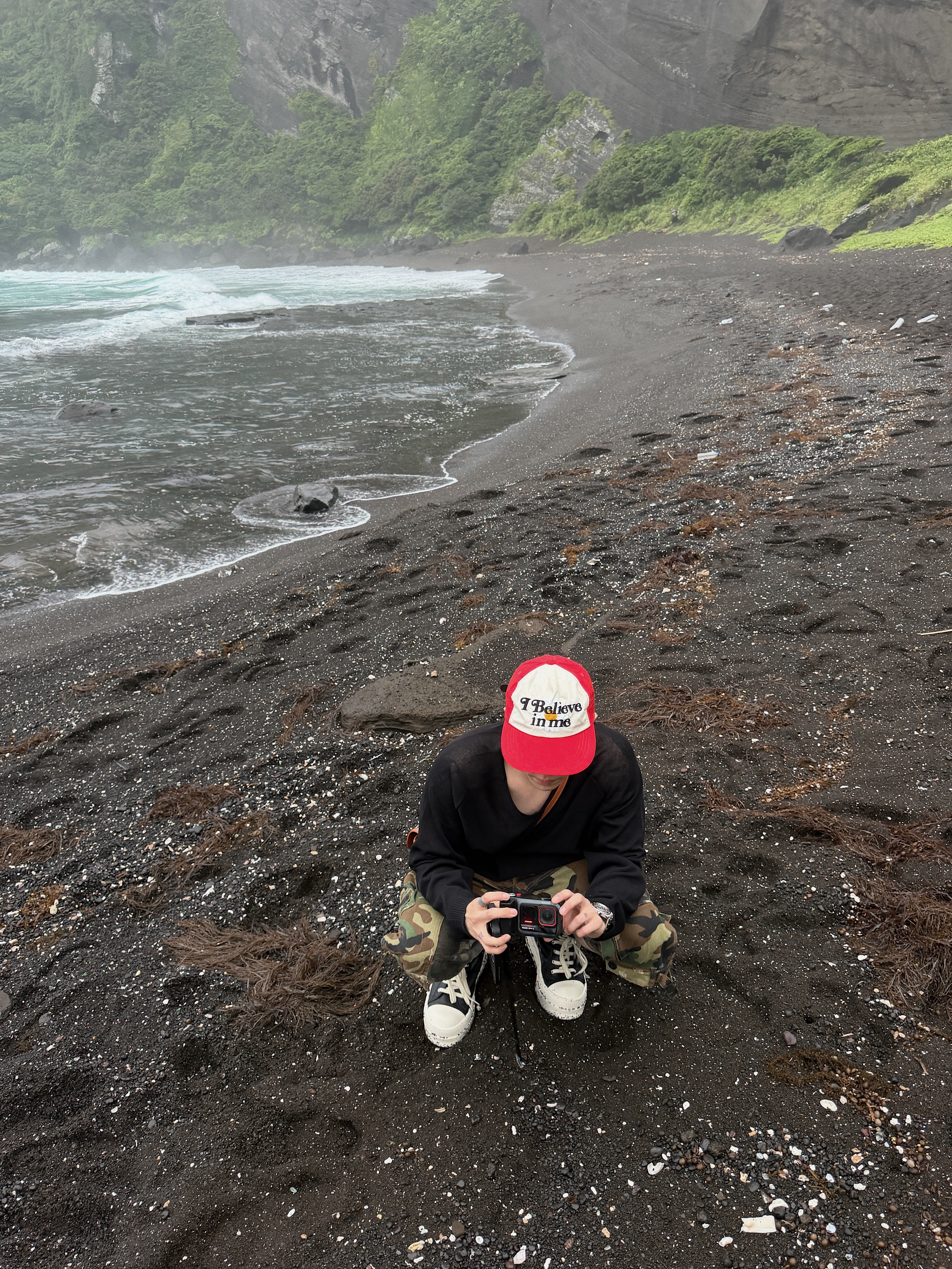 Peaceminusone x Verdy 5 Panel Ball Cap Red, Protocol Index Upside Down Cargo Shorts Camo 착용 스타일 - 4