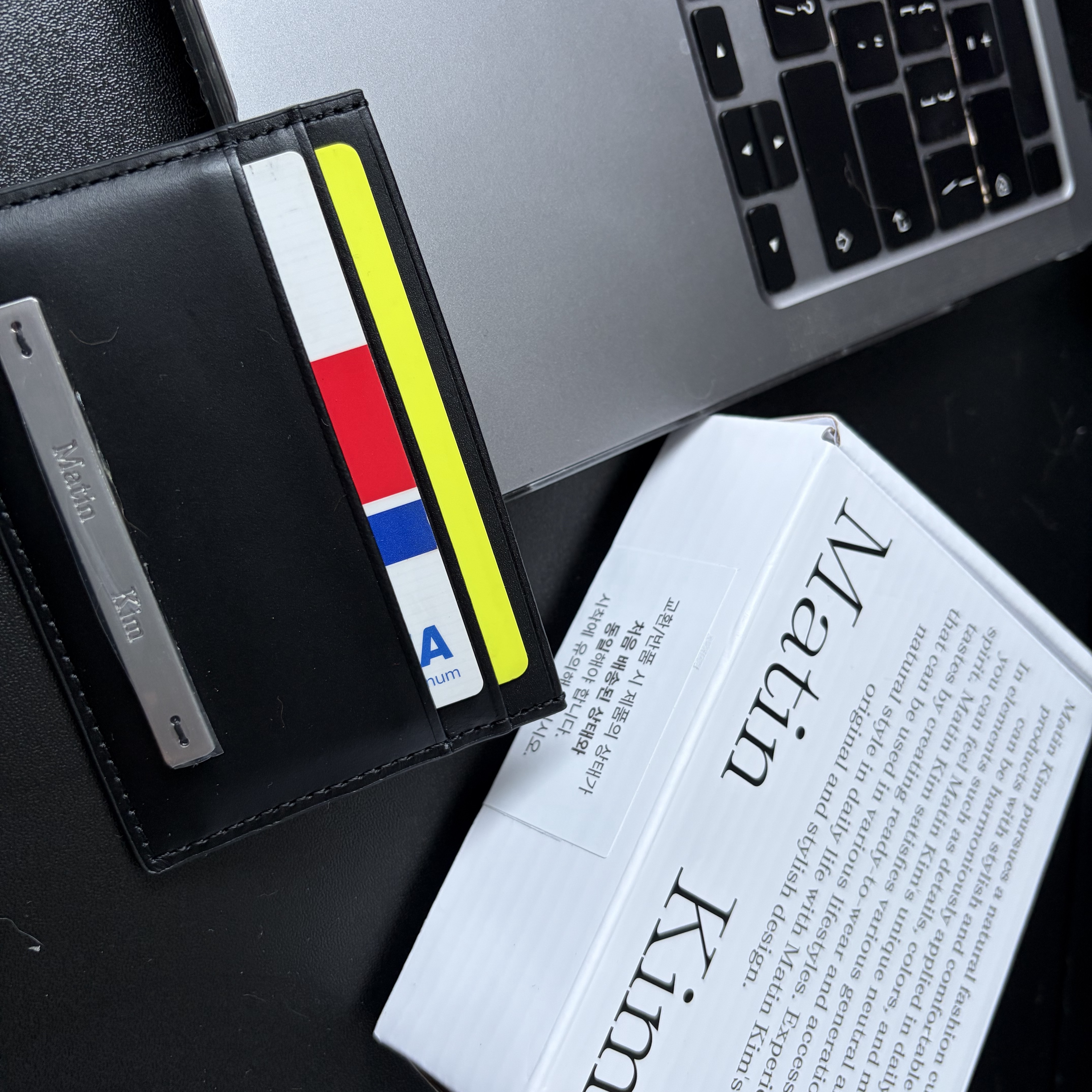 Matin Kim Vintage Card Wallet Black 착용 스타일
