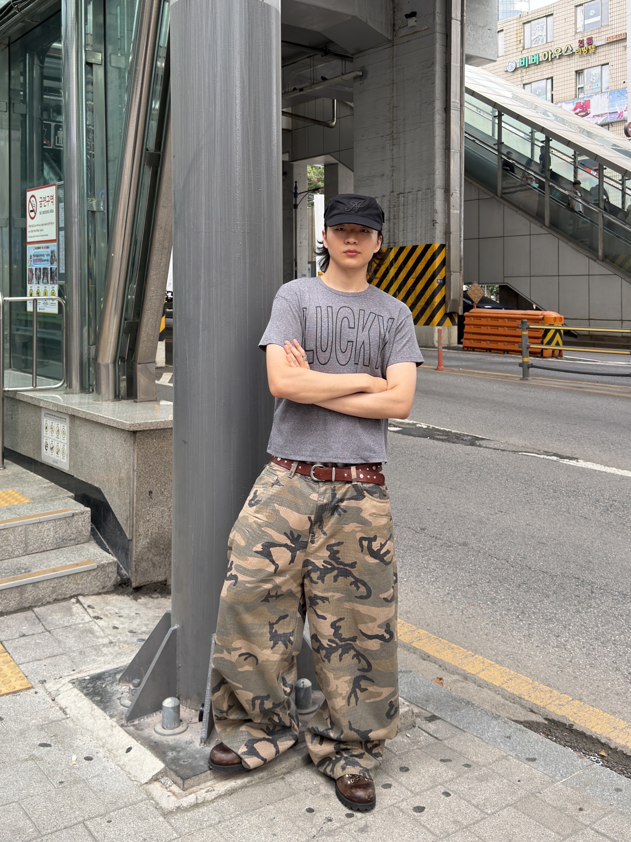 I FEEL LUCKY Lucky Waffle T-Shirt Beige Gray 착용 스타일 - 2