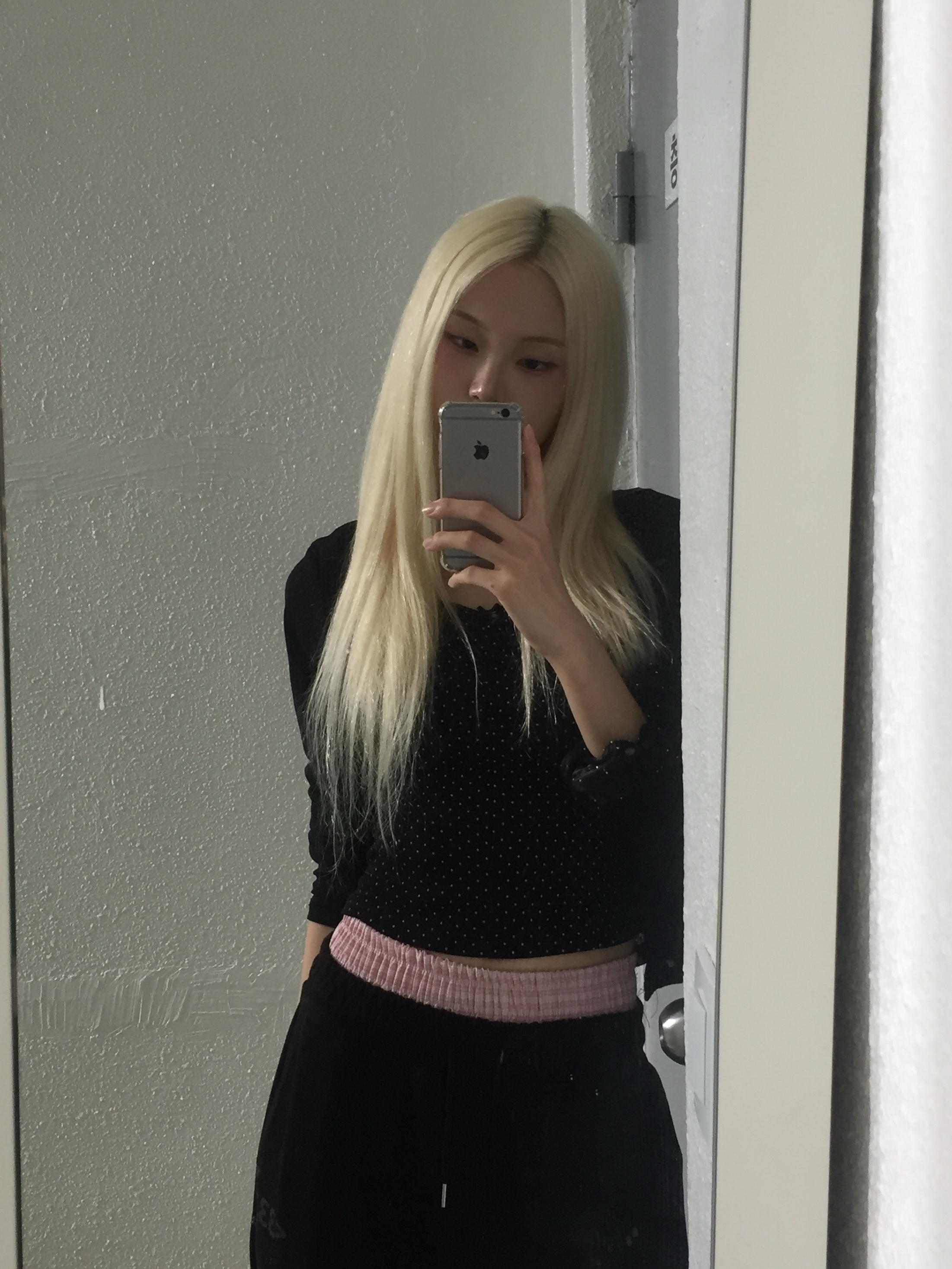 SLEEKGLOW Love Emoji Check Layered Sweatpants Black 착용 스타일 - 3