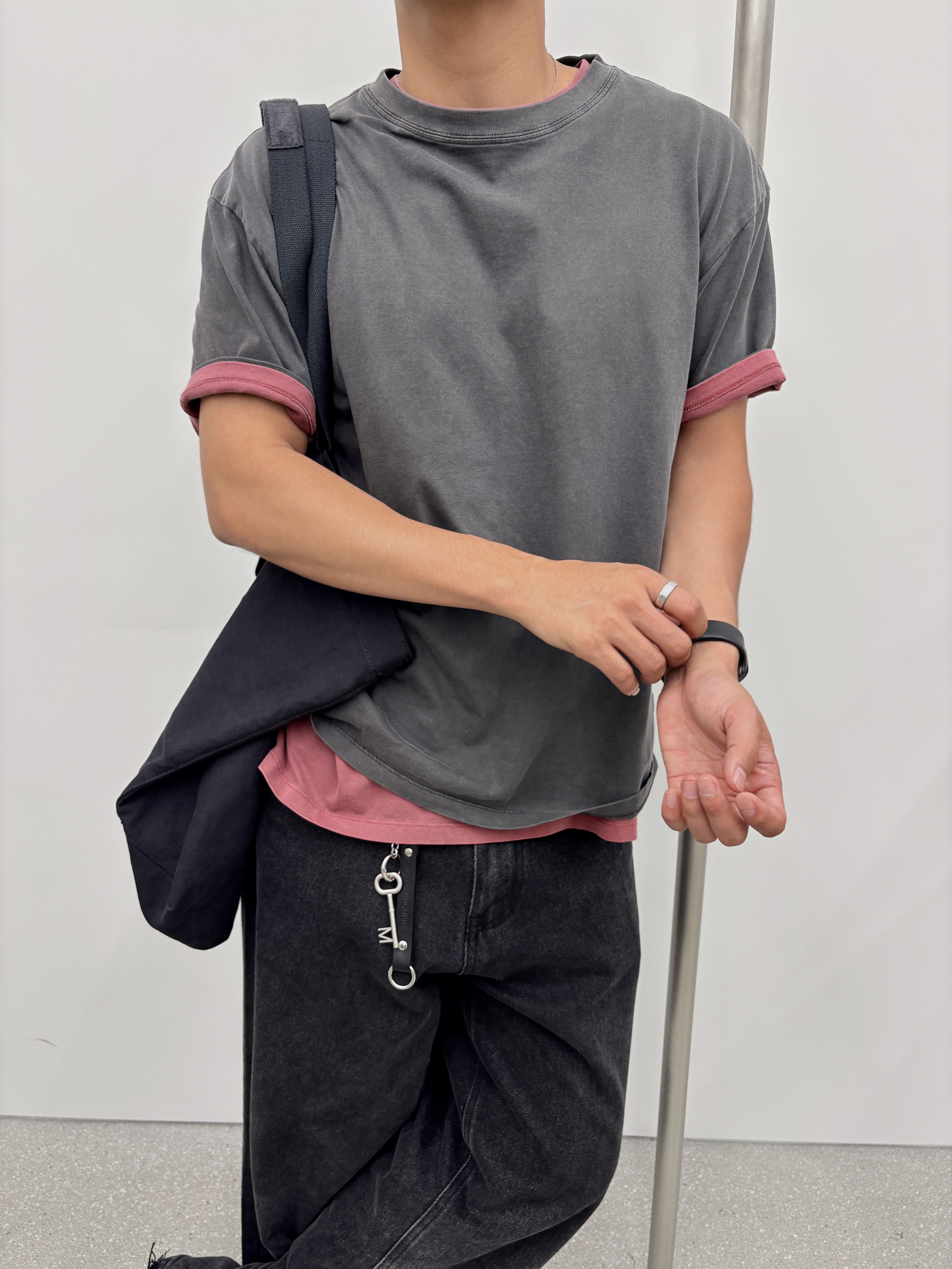 Millo Archive Essential Pigment Dyeing T-Shirt Indigo Red, Millo Archive Essential Pigment Dyeing T-Shirt Charcoal 착용 스타일 - 1