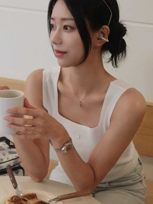 Edifier Comfo Bass Open-Ear Bluetooth Earbuds - Silver 착용 스타일 - 3