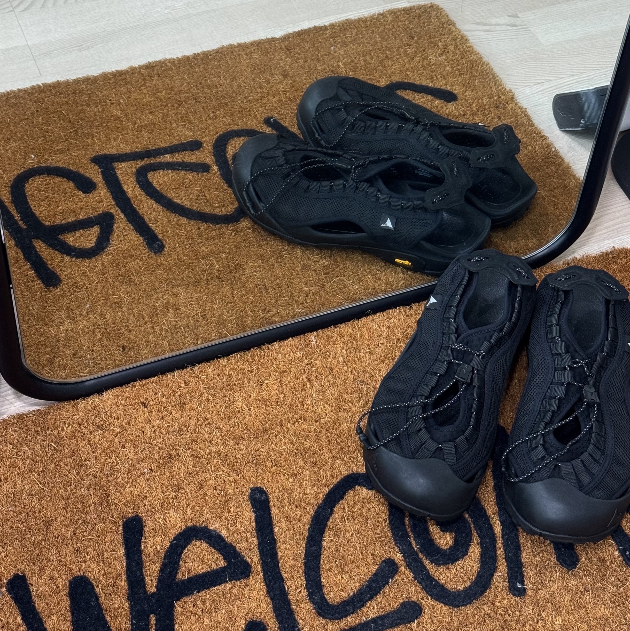 ROA Arpy Weaved Sandals Black 착용 스타일