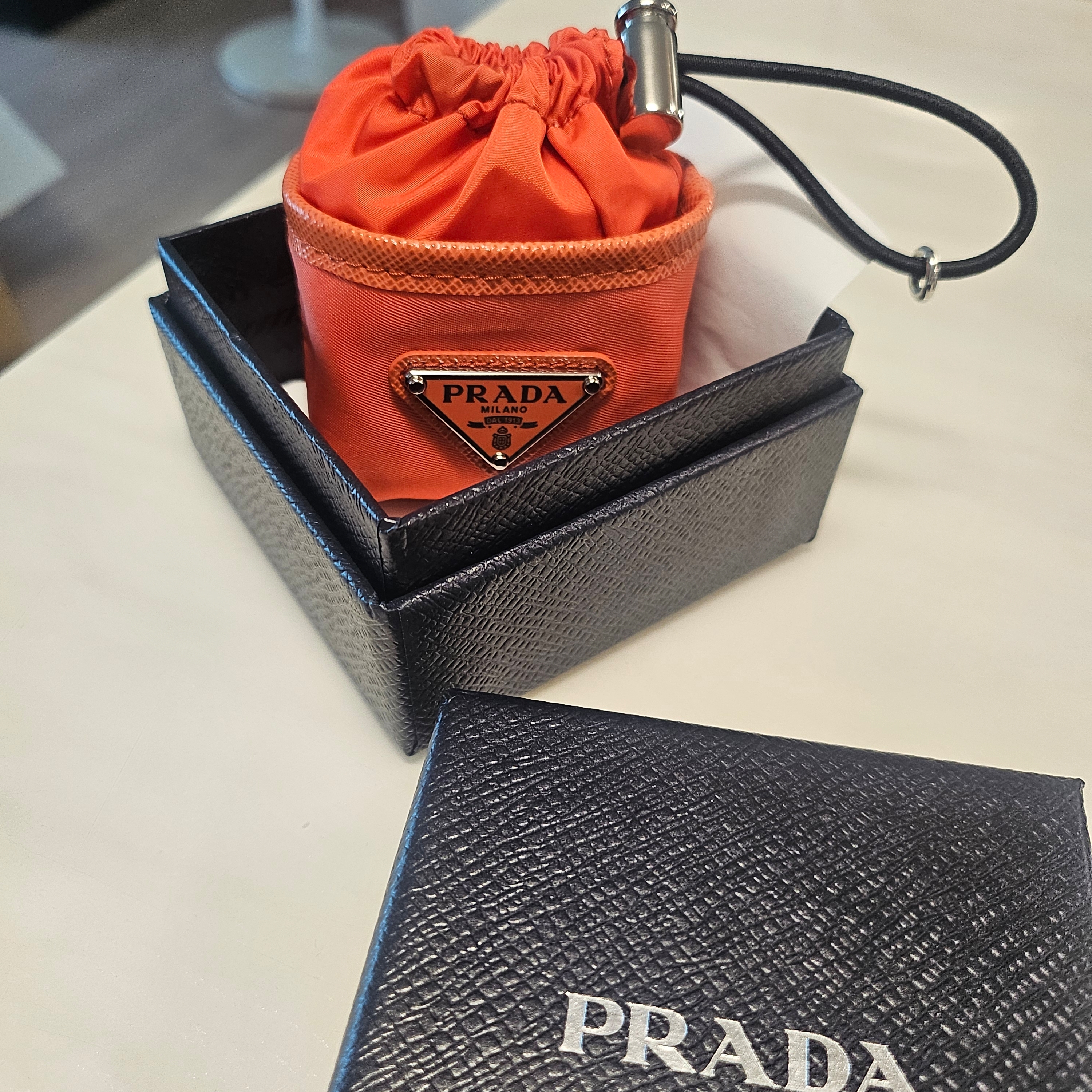 Prada Re-Nylon Mini Pouch Bag Charm Orange 착용 스타일 - 3
