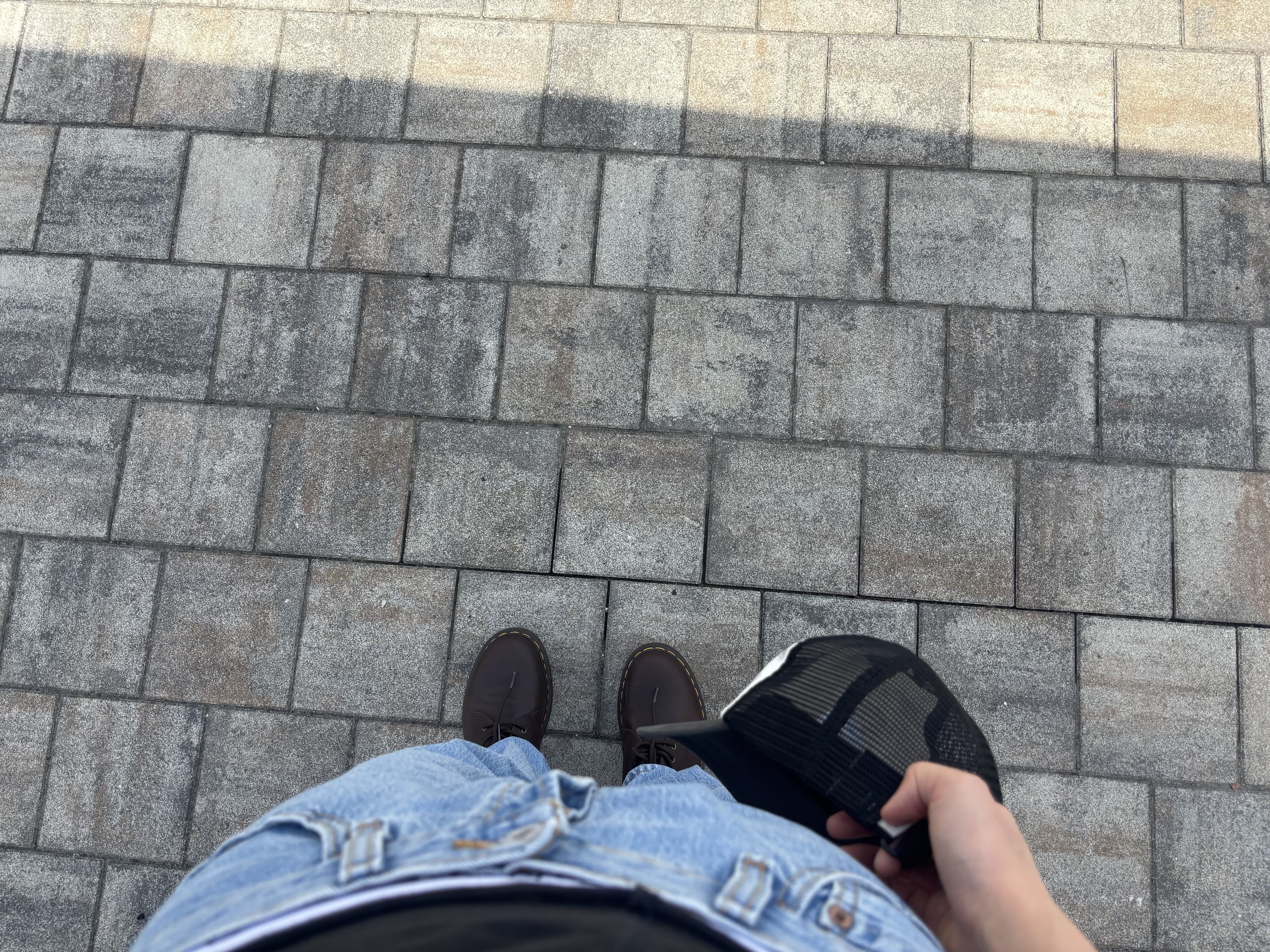 Dr. Martens 1461 Crazy Horse Dark Brown, COYSEIO Tiny Whirl Mesh Cap Charcoal 착용 스타일