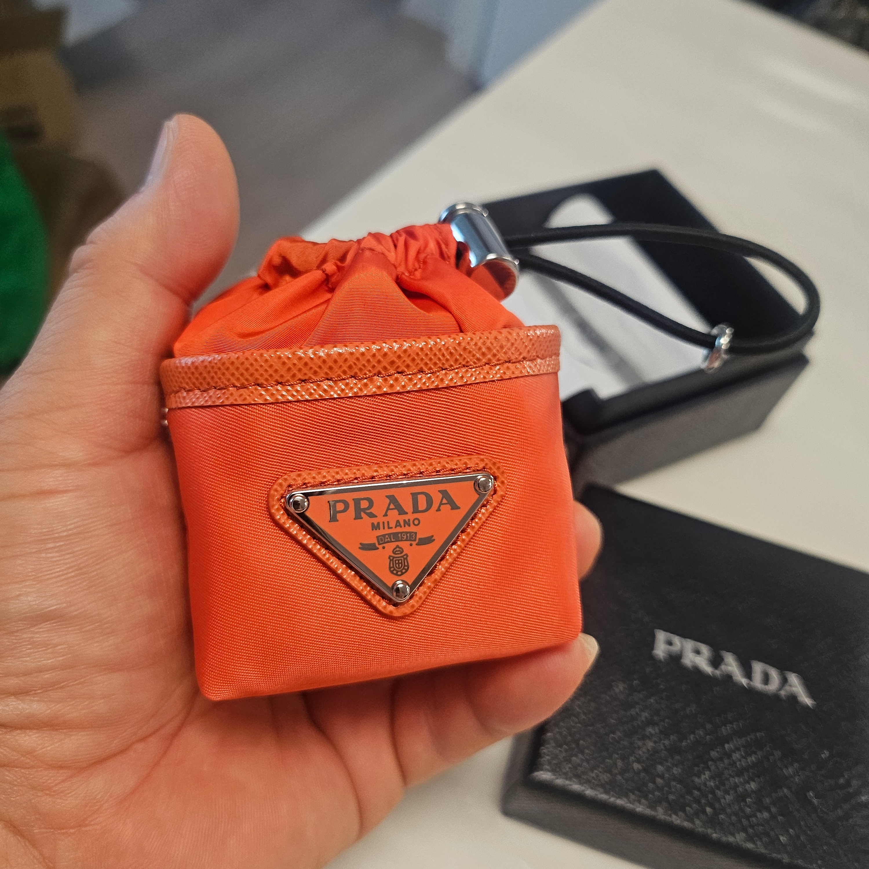 Prada Re-Nylon Mini Pouch Bag Charm Orange 착용 스타일 - 1