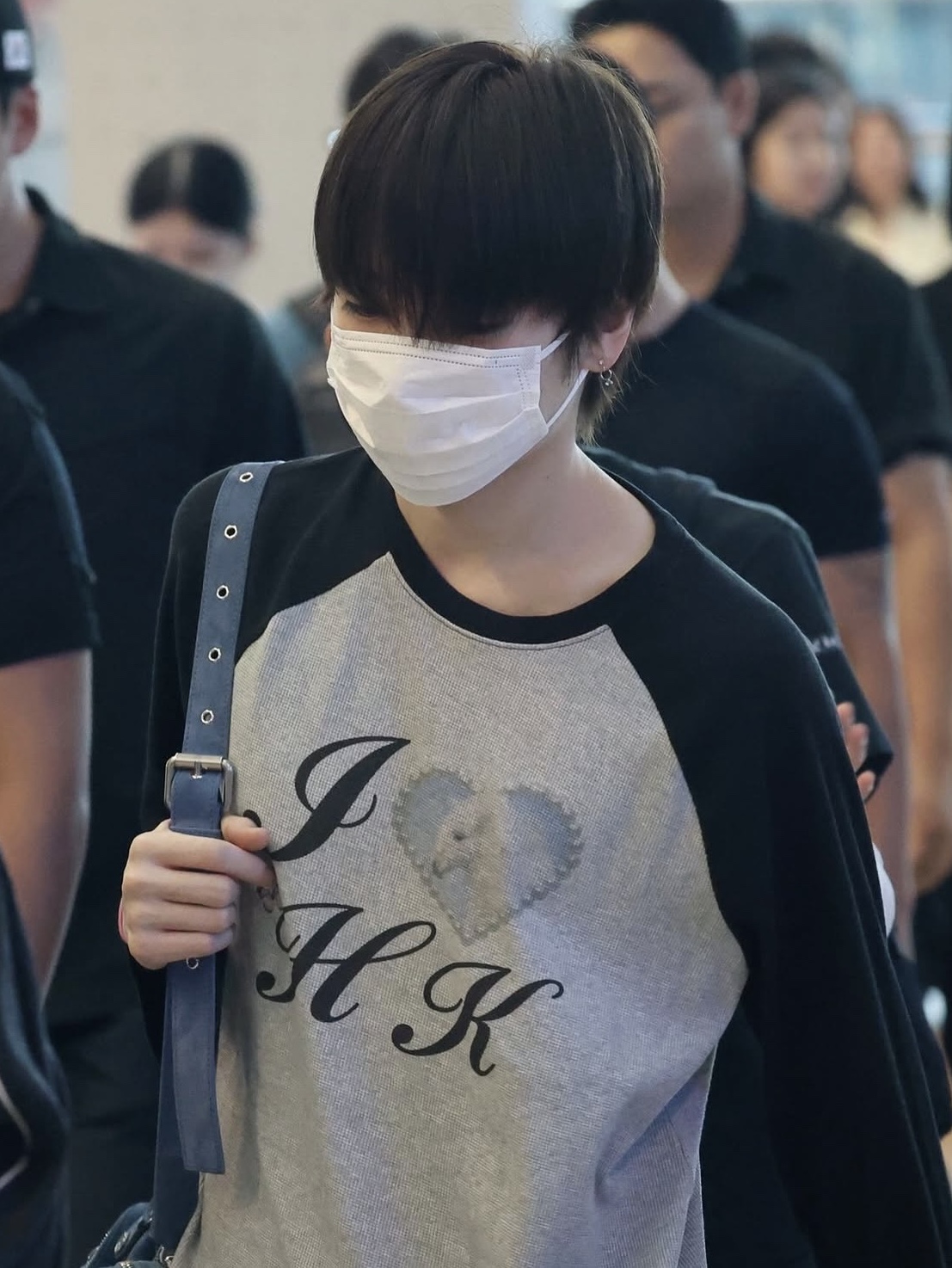 Unsteadymarket Souvenir Waffle LS Tee_Black 착용 스타일 - 3