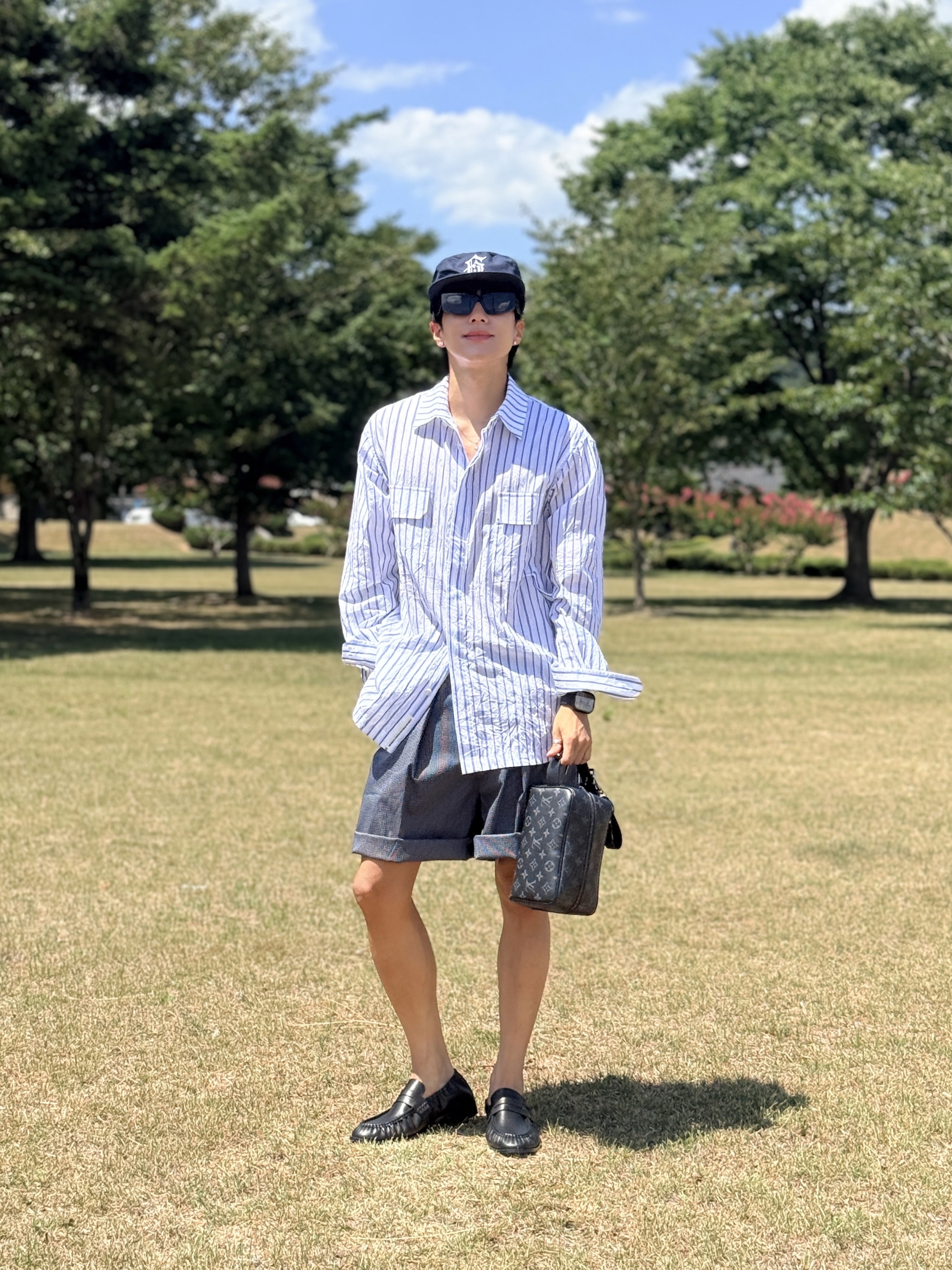 Louis Vuitton Locker Dopp Kit Monogram Eclipse, Prada Sunglasses with Triangle Logo Slate Gray Lenses 착용 스타일 - 8