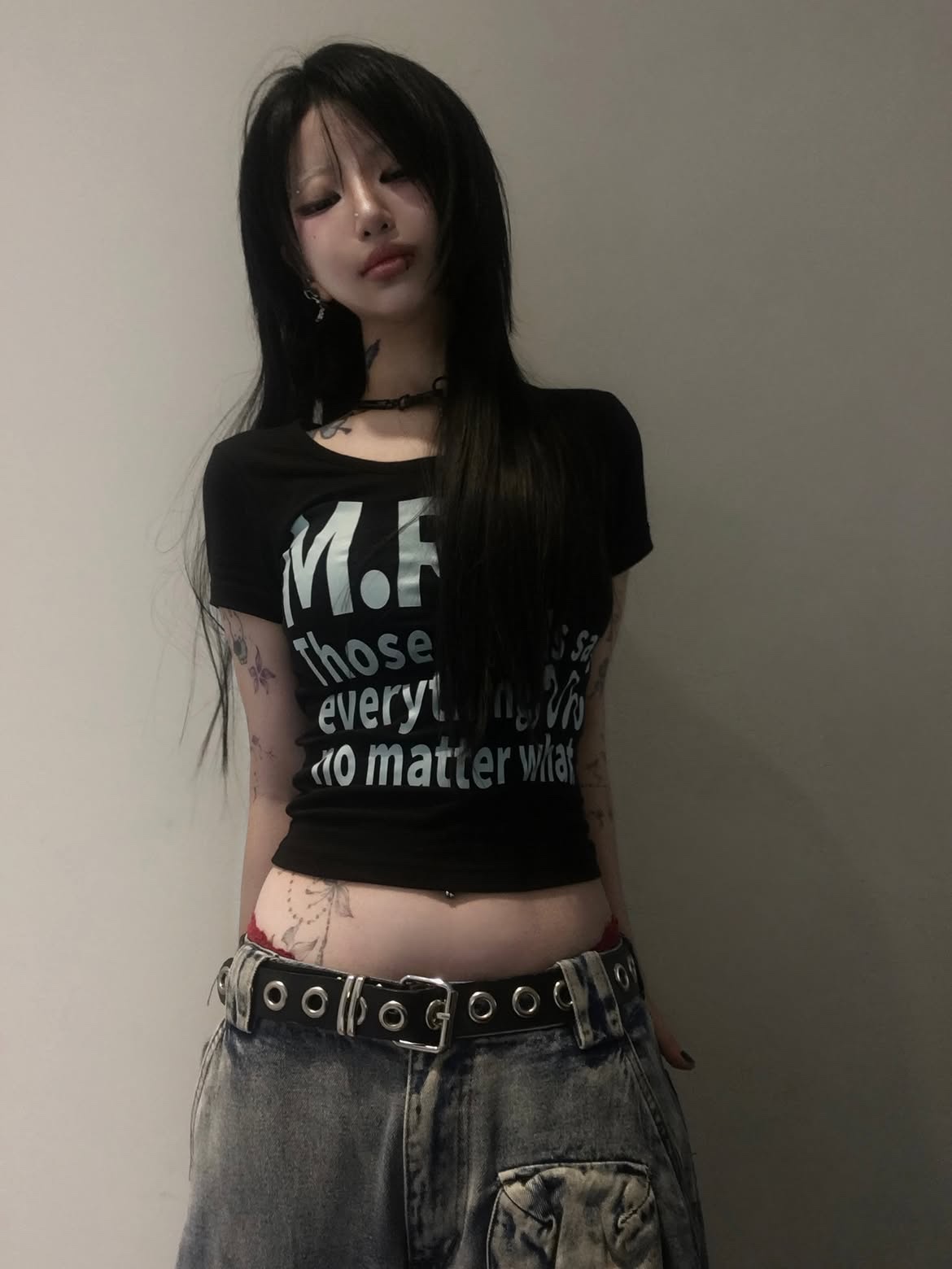 venhit MRT Vivid U-Neck Slim Fit Short Sleeve T-Shirt Black 착용 스타일 - 4