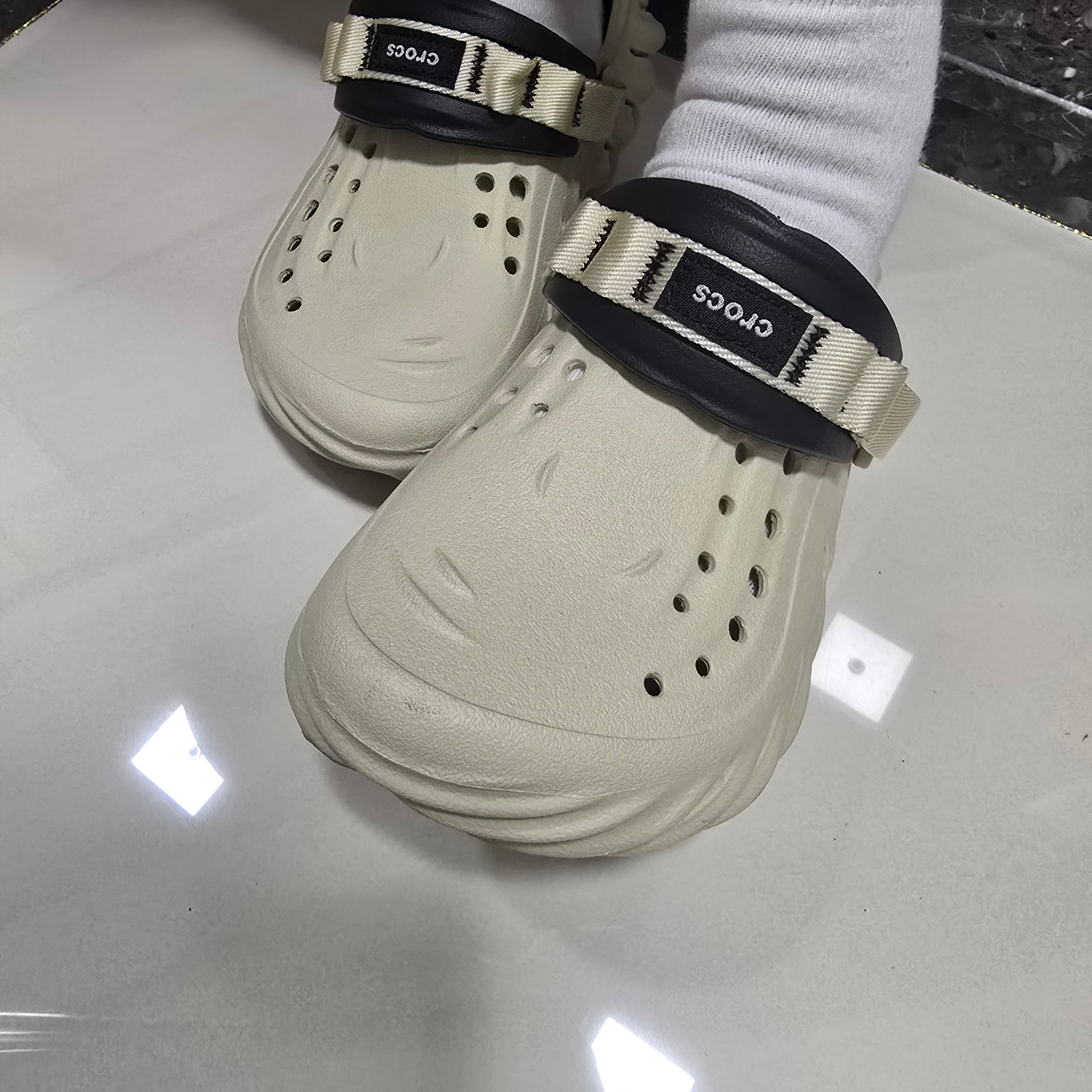 Crocs Echo Clog Bone Black 착용 스타일