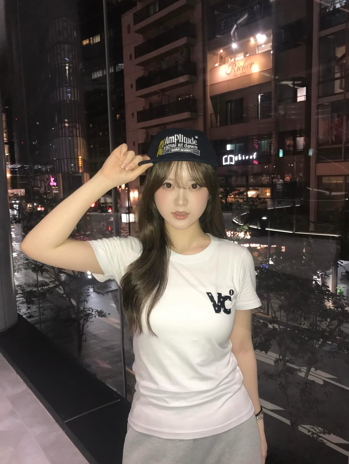 venhit AM plitude Flat Bill Cap Navy, venhit VC Signature Embroidered Slim Fit Short Sleeve T-Shirt Dot White 착용 스타일 - 2