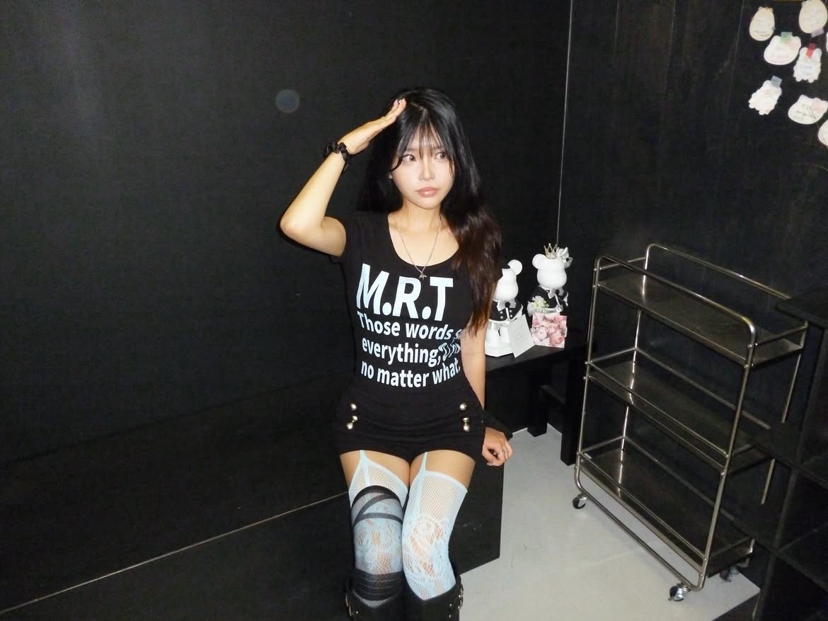 venhit MRT Vivid U-Neck Slim Fit Short Sleeve T-Shirt Black 착용 스타일 - 1