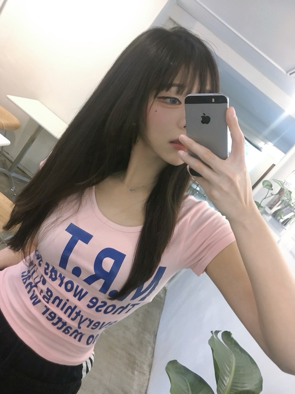venhit MRT Vivid U-Neck Slim Fit Short Sleeve T-Shirt Light Pink 착용 스타일 - 2