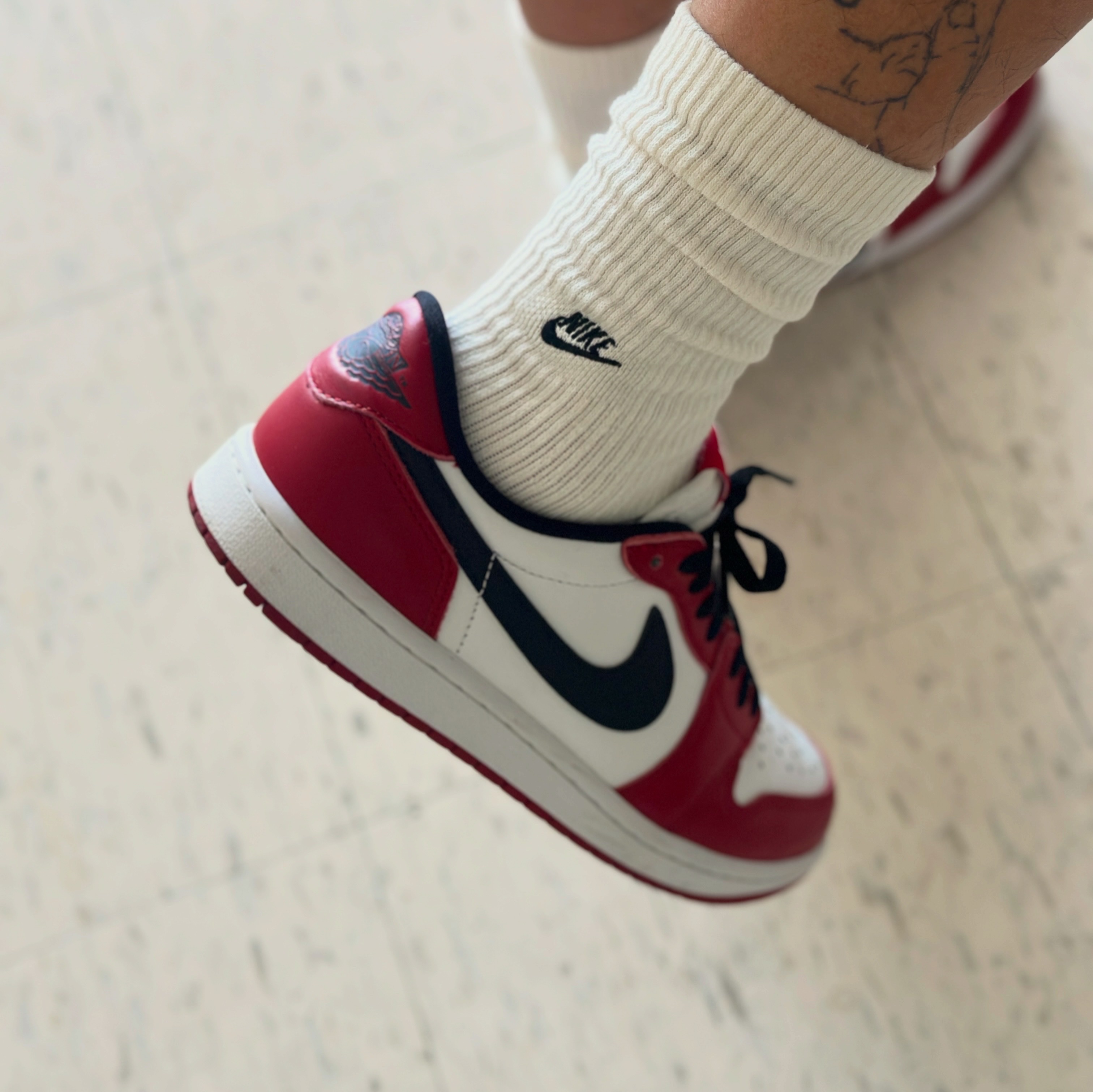 Jordan 1 Retro Low OG Chicago, Nike Everyday Crew Socks Sail Black (2 Pack/Korean Ver.) 착용 스타일