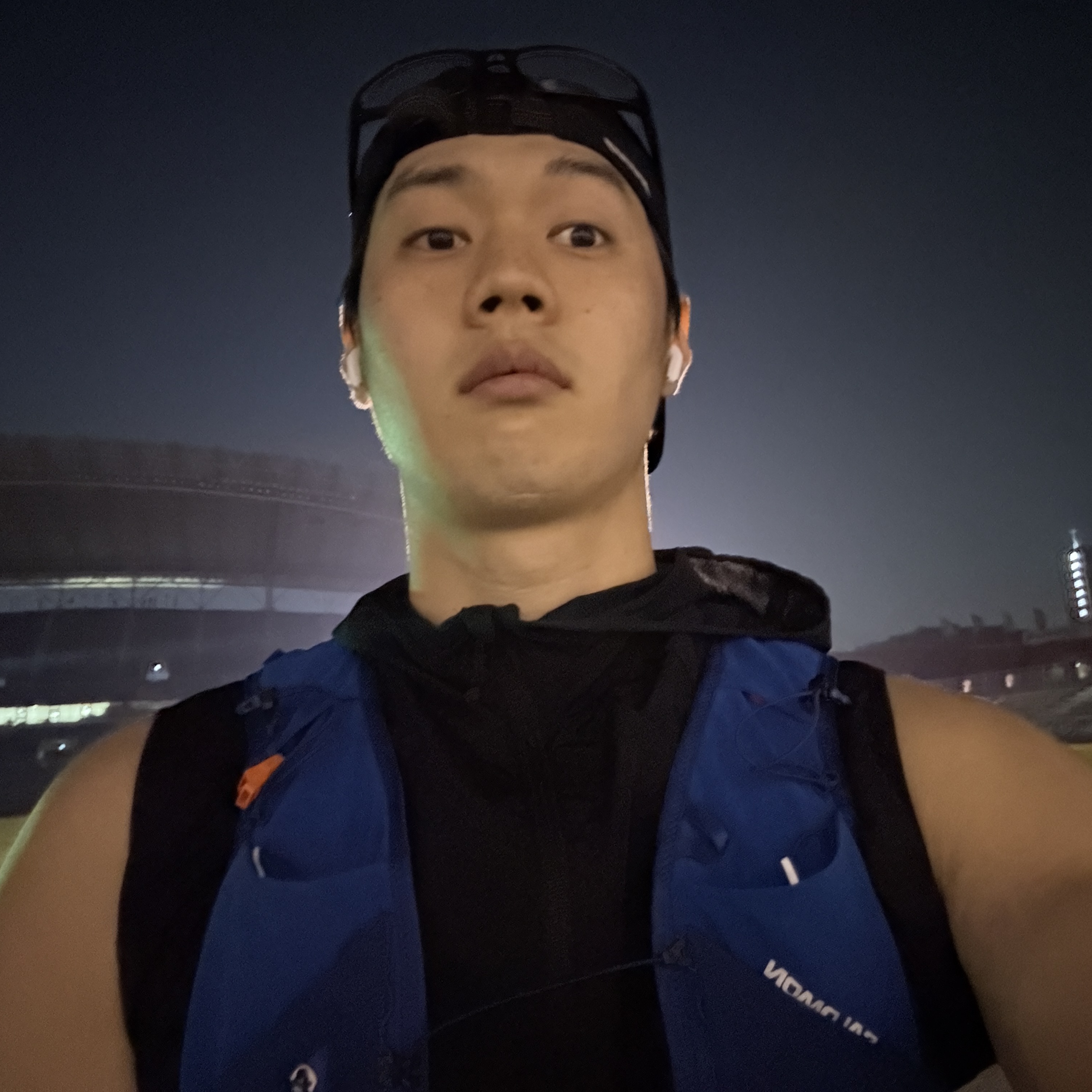 Salomon Active Skin 8 Set Surf The Web, BORN TO WIN Stroke Running Cap Black 착용 스타일 - 1