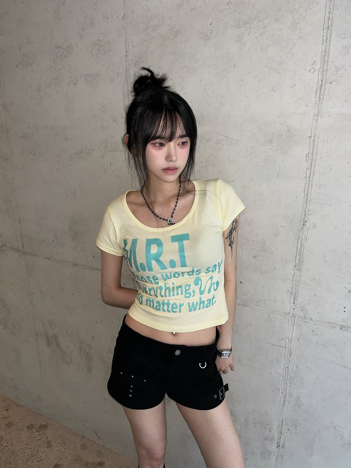 venhit MRT Vivid U-Neck Slim Fit Short Sleeve T-Shirt Yellow 착용 스타일 - 1