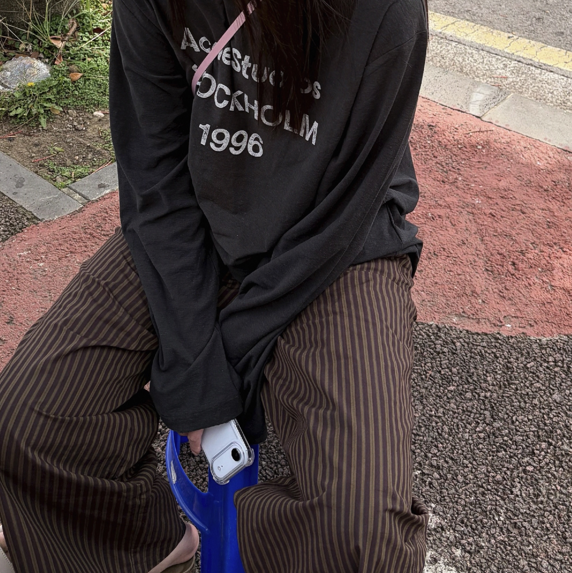 Acne Studios Logo Long Sleeve T-Shirt Faded Black 착용 스타일