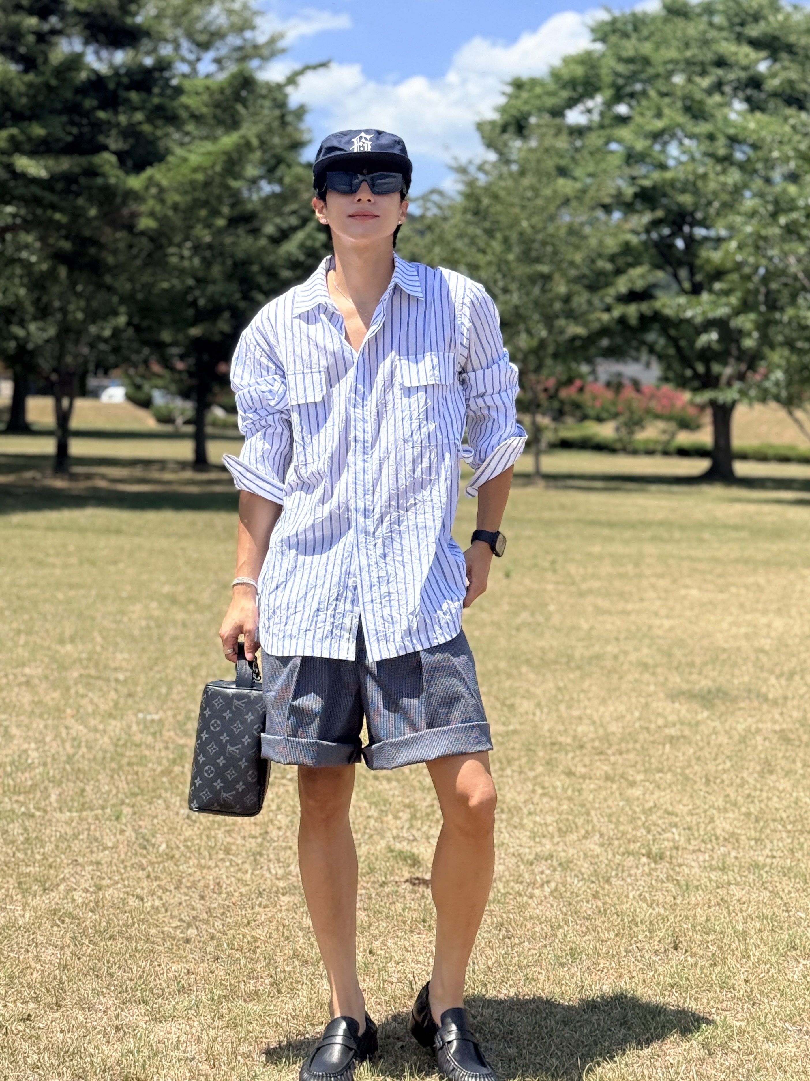 Louis Vuitton Locker Dopp Kit Monogram Eclipse, Prada Sunglasses with Triangle Logo Slate Gray Lenses 착용 스타일 - 2