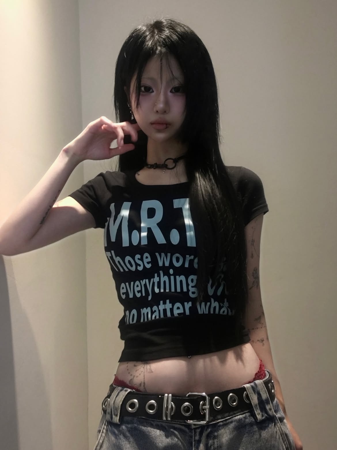 venhit MRT Vivid U-Neck Slim Fit Short Sleeve T-Shirt Black 착용 스타일 - 1