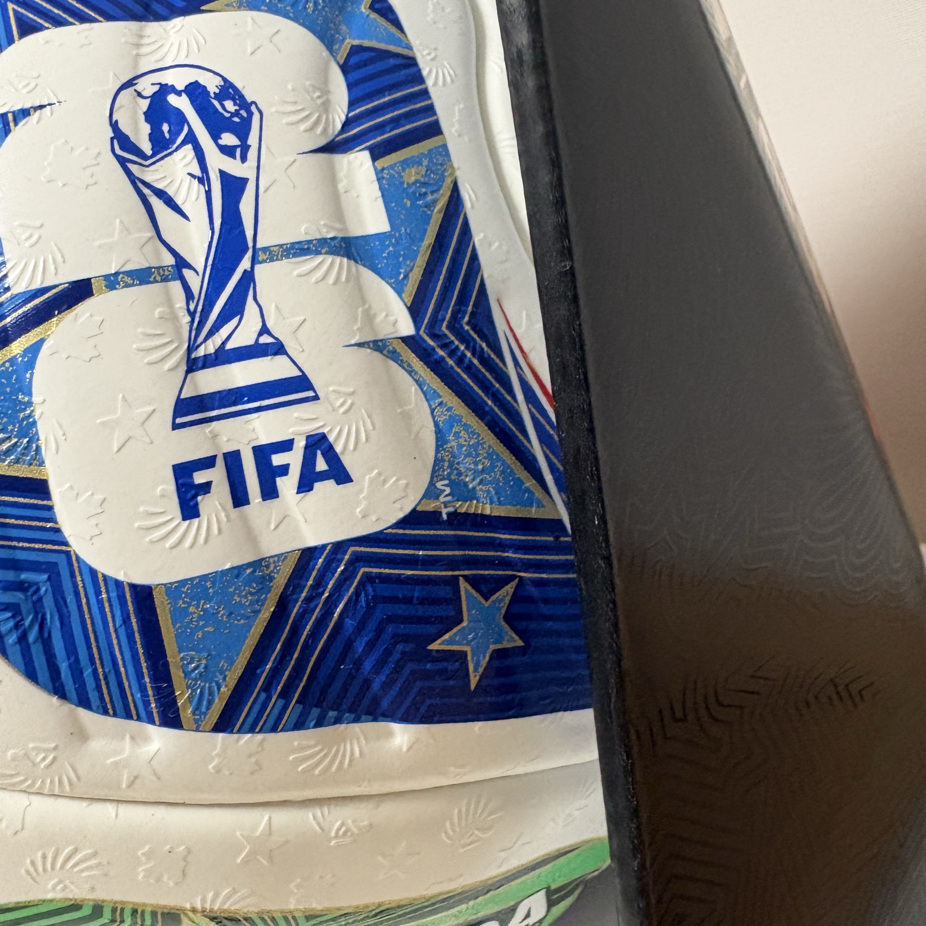 Adidas 26 FIFA World Cup Trionda Pro Ball White Solar Blue 착용 스타일
